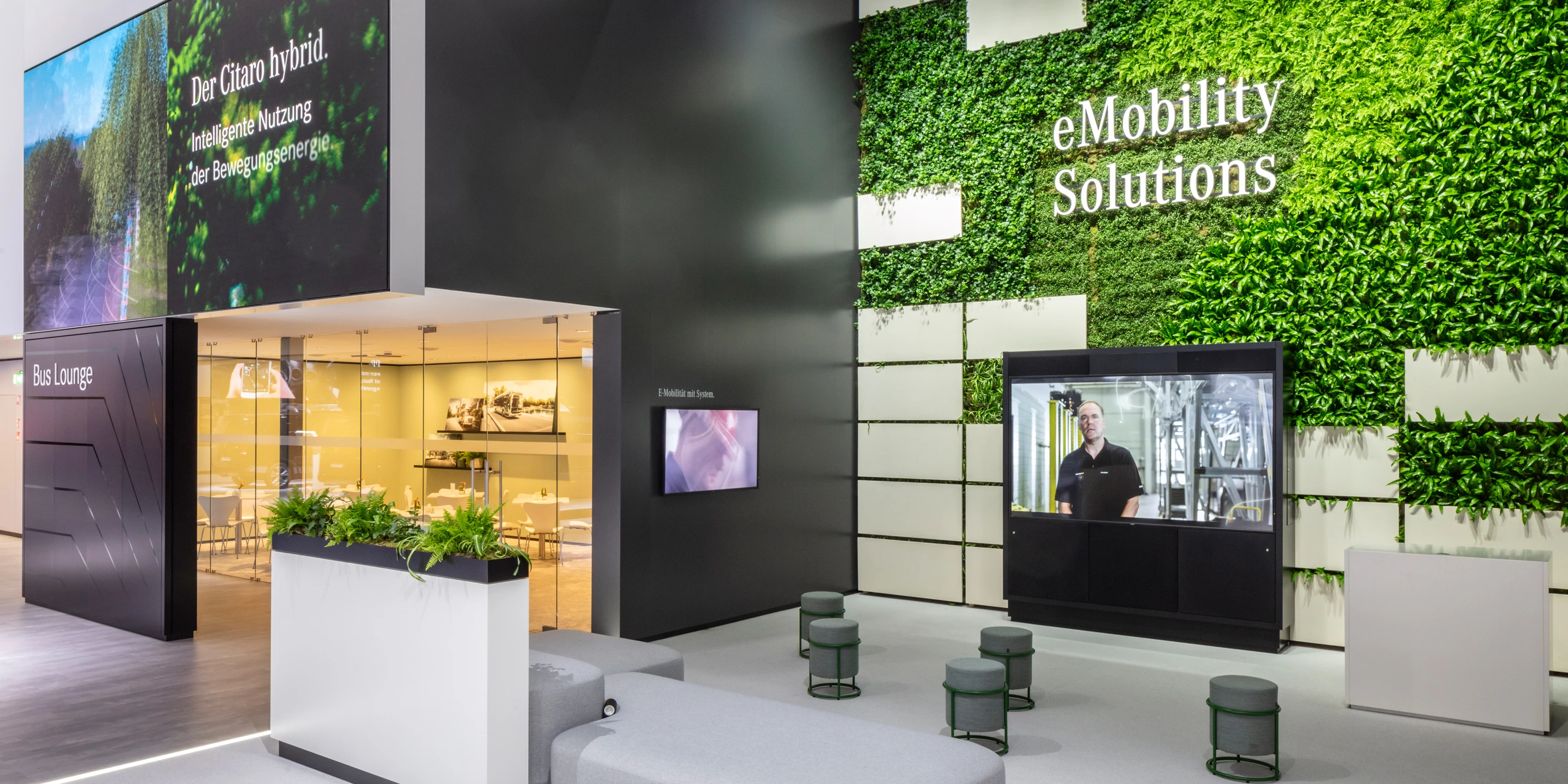 Ausbau, Temporär, Freiform, Innenraum, Holz-Stahl-Tragwerk, Lamelle, LED, Lichtinstallation, Lichtdecke, Bühne, Privat, Großprojekt, öffentlich zugänglich, Ausstellung, Gastronomie, Shop, Büros, IAA, Hannover, Nutzfahrzeuge, Daimler, Mercedes-Benz, Messen, Markenauftritt, Messeauftritt, Trucks, Fuso, Setra, Standfläche, Deckenkonstruktion, medial, Highlight, e-Mobility, Fleetboard, Actros Highlight, Powertrain, MB Pro, Digital Services/Omniplus, Kommunikation, Hauptbühne, Markenwand, Medienfläche, Trucks and Busses for the world,   Intro Bereich, Architektur, KTP, Kauffmann Theilig Partner, Freie Architekten PartGmbB, Stuttgart, MUTABOR, DISPLAY INTERNATIONAL, Markus Bollen 