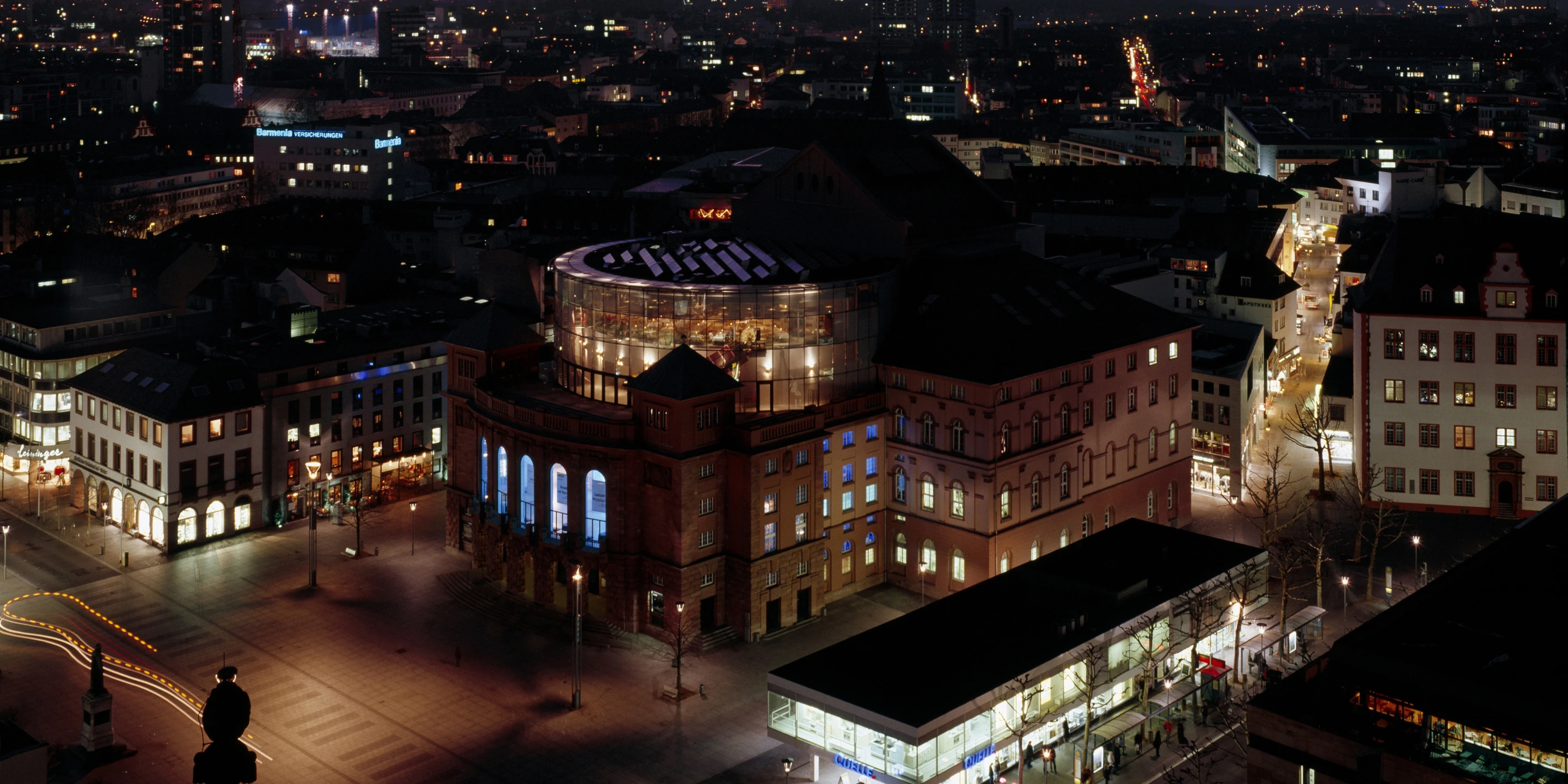 Saal, Foyer und Restaurant Staatstheater | Mainz Innerstädtisch, Denkmalschutz, Sanierung, Erweiterung, Innenraum, Klimakonzept, Betontragwerk, Glasfassade, Lichtinstallation, Bühne, Großprojekt, Terrasse, Öffentliche Hand, öffentlich zugänglich, Theater, Veranstaltung, Foyer, Ausstellung, Restaurant, Studio, Architektur, KTP, Kauffmann Theilig Partner, Freie Architekten PartGmbB, Stuttgart,