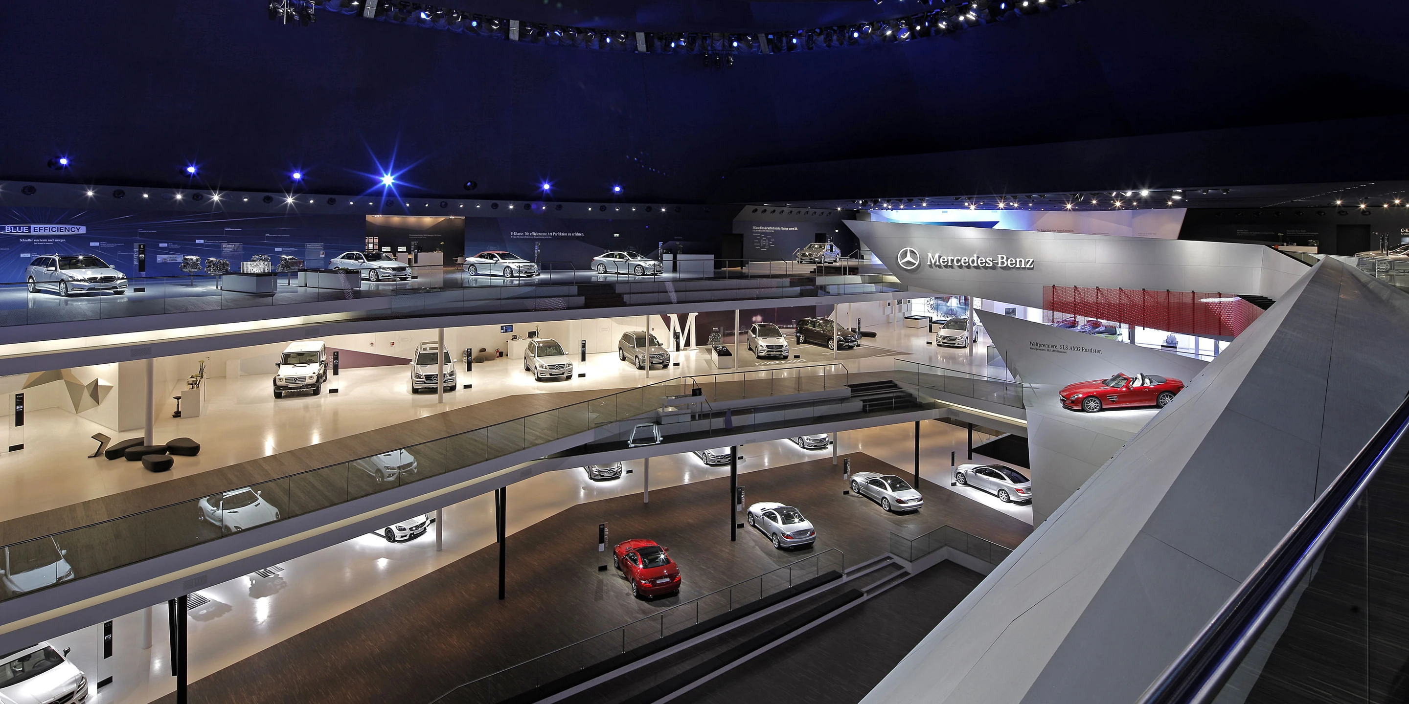 Mercedes-Benz IAA Pkw 2011 | Frankfurt a. M. PKW, Markenauftritt, IAA, Merzedes-Benz, Daimlier, Messe, Denkmalschutz, Ausbau, Temporär, Innenraum, Freiform, Klimakonzept, Wiederverwertbar, Stahl-Holz-Tragwerk, Medienwand, LED, Lichtinstallation, Holzverkleidung, Terrassen, Rolltreppe, Bühne, Privat, öffentlich zugänglich, Großprojekt, Ausstellung, Shop, Restaurant, Büro, Architektur, KTP, Kauffmann Theilig Partner, Stuttgart,