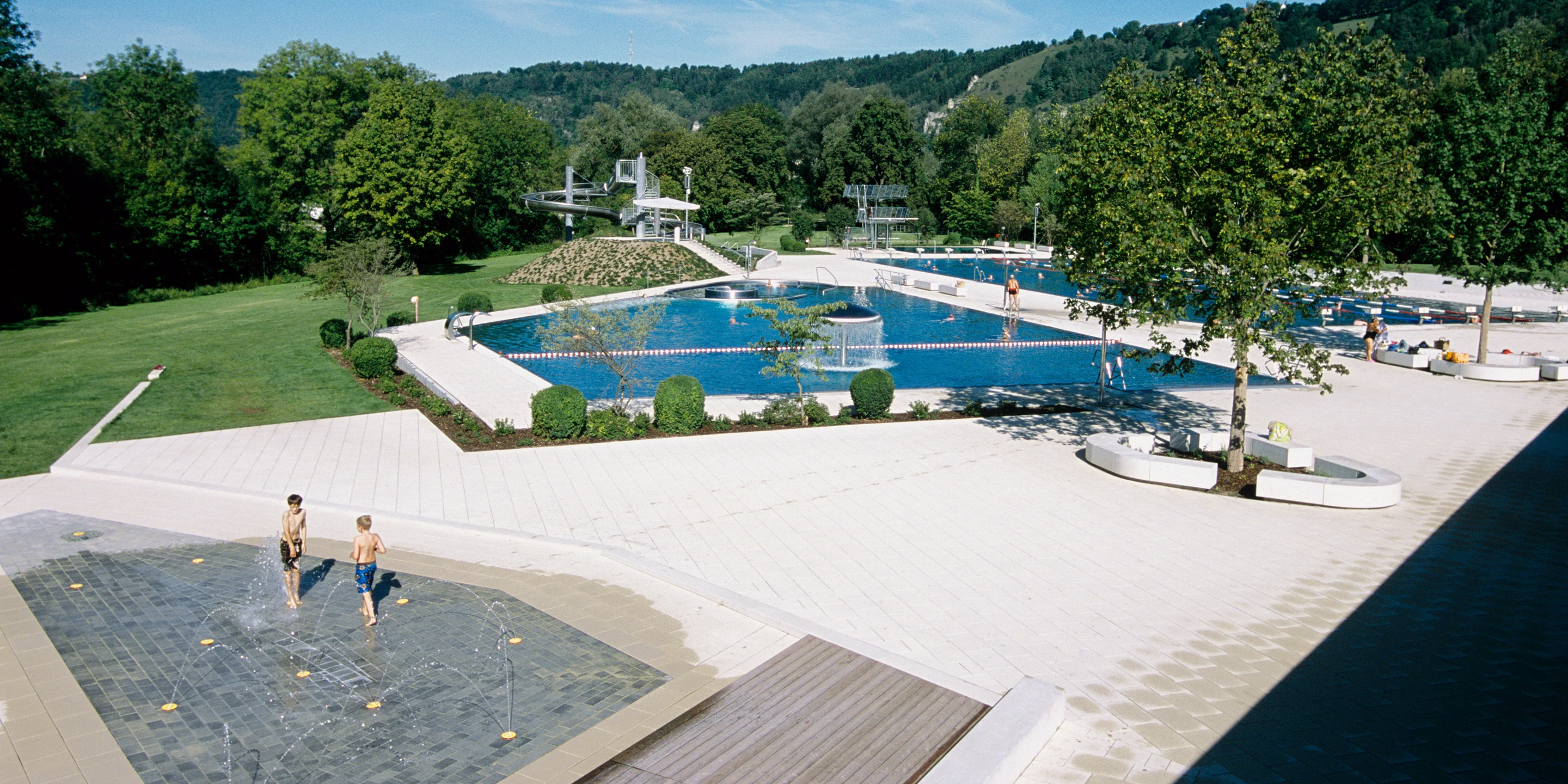 Freibad Inselbad | Eichstätt Innerstädtisch, Neubau, Freiform, Betontragwerk, Glasfassade, Dachbegrünung, Flachdach, Parkplatz, Park, Sportflächen, Öffentliche Hand, öffentlich zugägnlich, Freizeit, Baden, Gastronomie, Architektur, KTP, Kauffmann Theilig Partner, Freie Architekten PartGmbB, Stuttgart