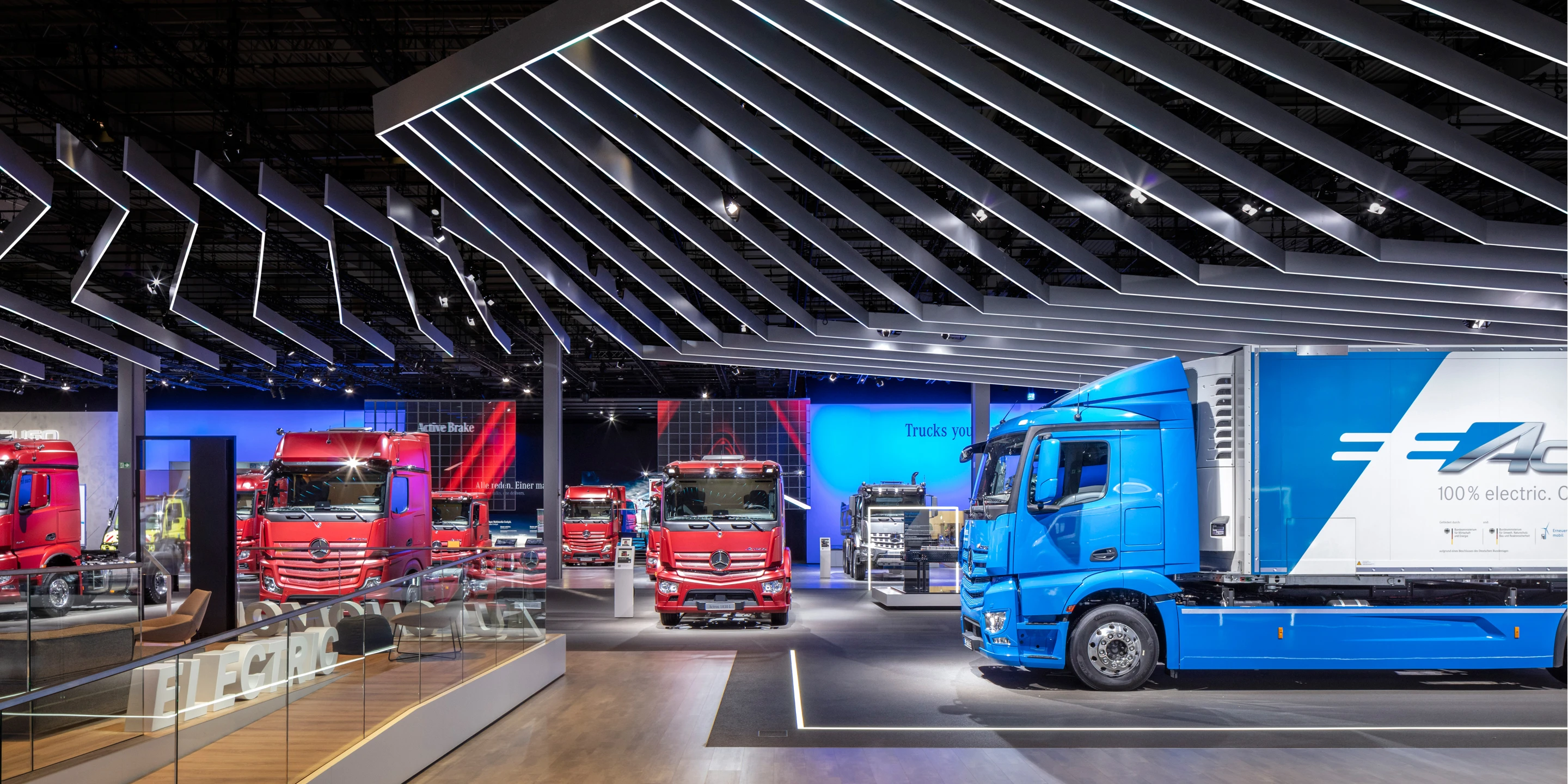 Ausbau, Temporär, Freiform, Innenraum, Holz-Stahl-Tragwerk, Lamelle, LED, Lichtinstallation, Lichtdecke, Bühne, Privat, Großprojekt, öffentlich zugänglich, Ausstellung, Gastronomie, Shop, Büros, IAA, Hannover, Nutzfahrzeuge, Daimler, Mercedes-Benz, Messen, Markenauftritt, Messeauftritt, Trucks, Fuso, Setra, Standfläche, Deckenkonstruktion, medial, Highlight, e-Mobility, Fleetboard, Actros Highlight, Powertrain, MB Pro, Digital Services/Omniplus, Kommunikation, Hauptbühne, Markenwand, Medienfläche, Trucks and Busses for the world,   Intro Bereich, Architektur, KTP, Kauffmann Theilig Partner, Freie Architekten PartGmbB, Stuttgart, MUTABOR, DISPLAY INTERNATIONAL, Markus Bollen 