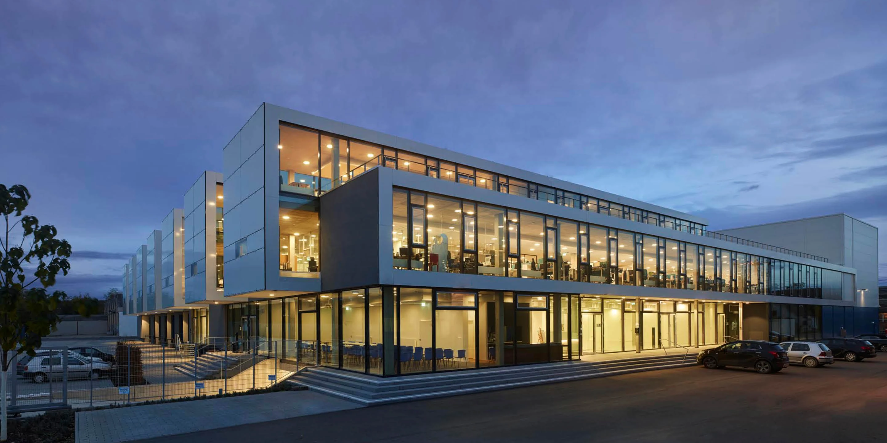 Headquarter Chemoform | Wendlingen a. N. Neubau, Beton-Holz-Tragwerk, Glasfassade, Metallfassade, Flachdach, Dachbegrünung, Tiefgarage, Parkplatz, Privat, Großprojekt, Produktion, Lager, Büro, Verwaltung, Fitness, Showroom, Architektur, KTP, Kauffmann Theilig Partner, Freie Architekten PartGmbB, Stuttgart