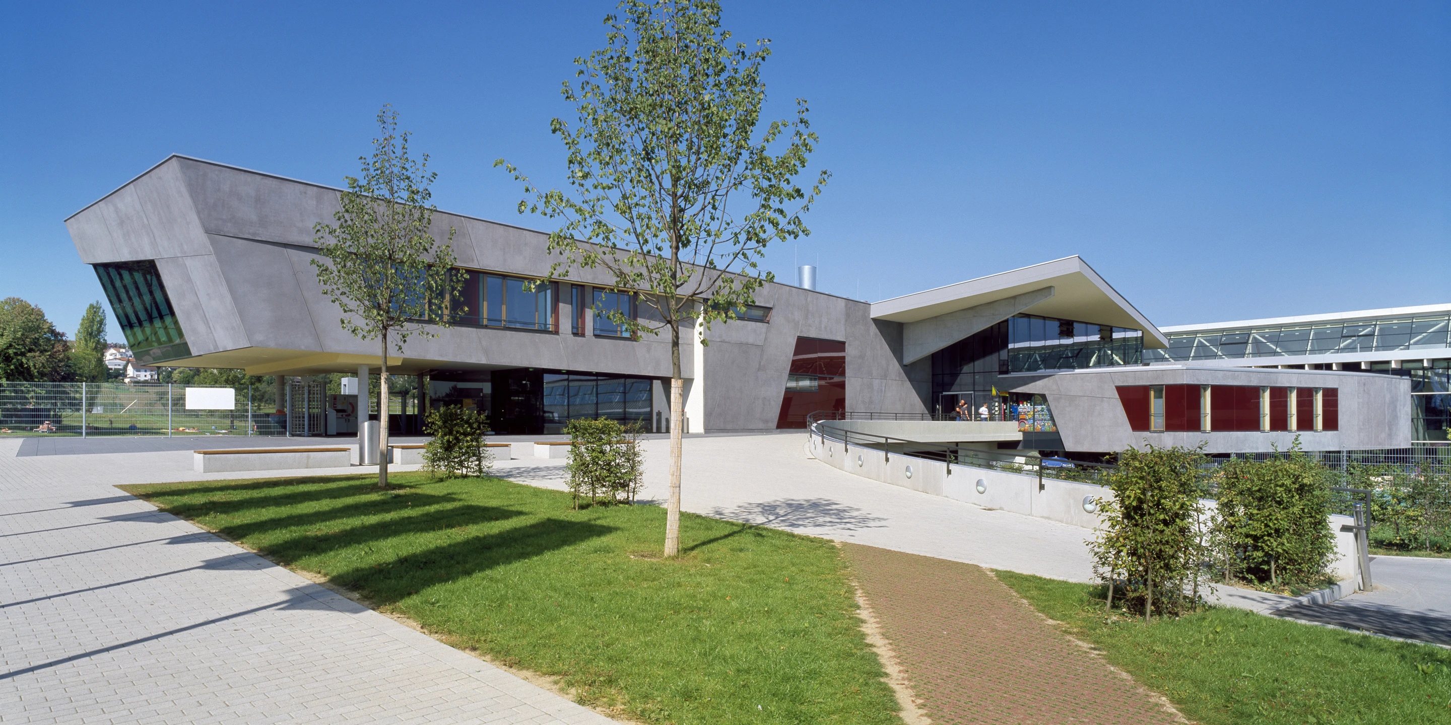 Sanierung, Erweiterung, Freiform, Bauabschnitte, Städtebau, Klimakonzept, Farbe, Betonfertigteile, Betontragwerk, Glasfassade, Stahltragwerk, Dachbegrünung, Terrassen, Flachdach, Sportflächen, Parkplatz, Großprojekt, Öffentliche Hand, öffentlich zugänglich, Wellness, Bar, Baden,  Architektur, KTP, Kauffmann Theilig Partner, Freie Architekten PartGmbB, Stuttgart, 