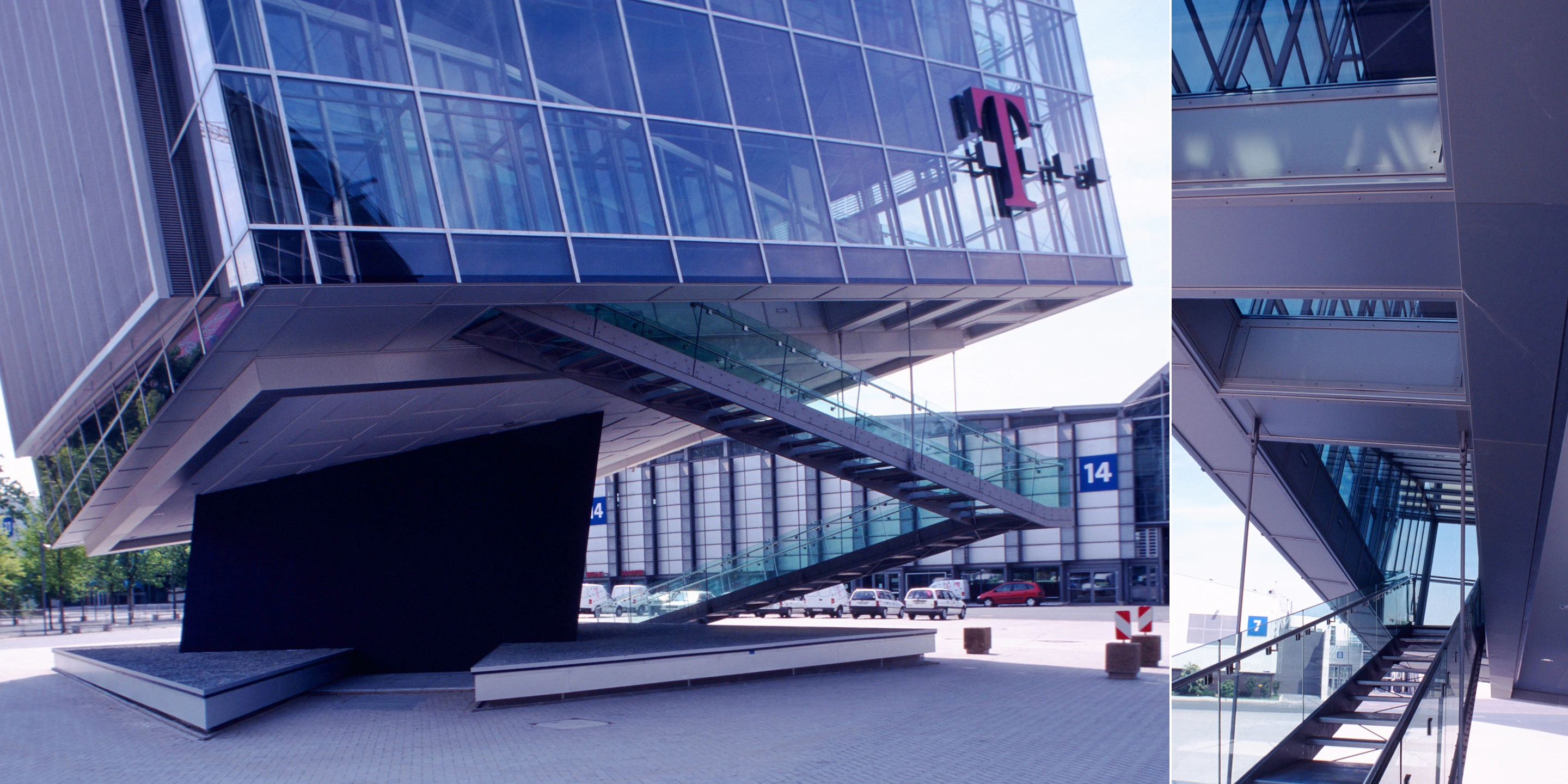 Solitär, Neubau, Freiform, Stahltragwerk, Glasfassade, Medienfassade, LED, Platz, Privat, Ausstellung, Veranstaltung, Architektur, KTP, Kauffmann Theilig Partner, Freie Architekten PartGmbB, Stuttgart