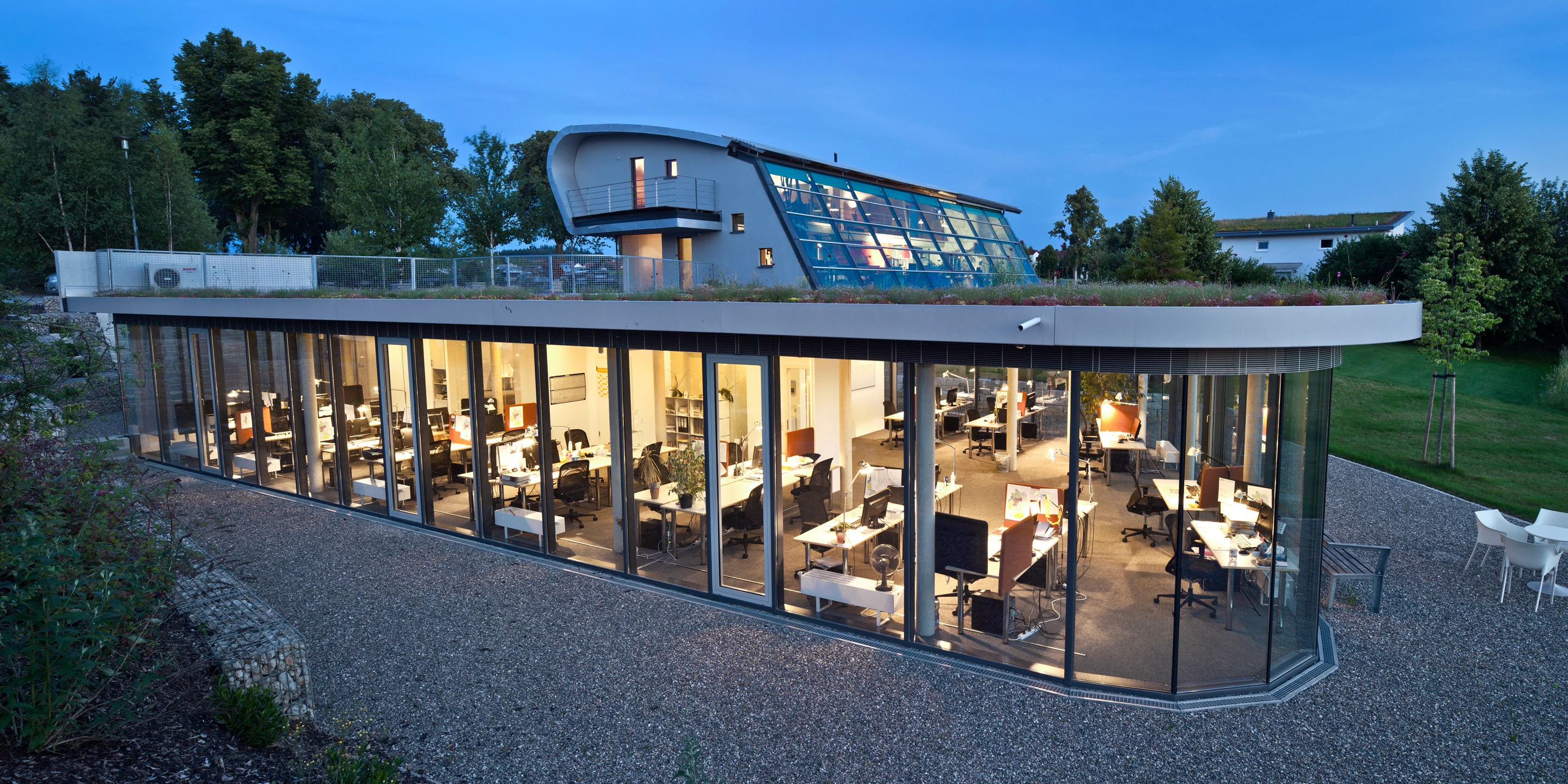 Erweiterung, Bauabschnitte, Freiform, Betontragwerk, Glasfassade, Dachbegrünung, Flachdach, Garten, Privat, Büro, Verwaltung, Architektur, KTP, Kauffmann Theilig Partner, Stuttgart, Agentur, Werbeagentur