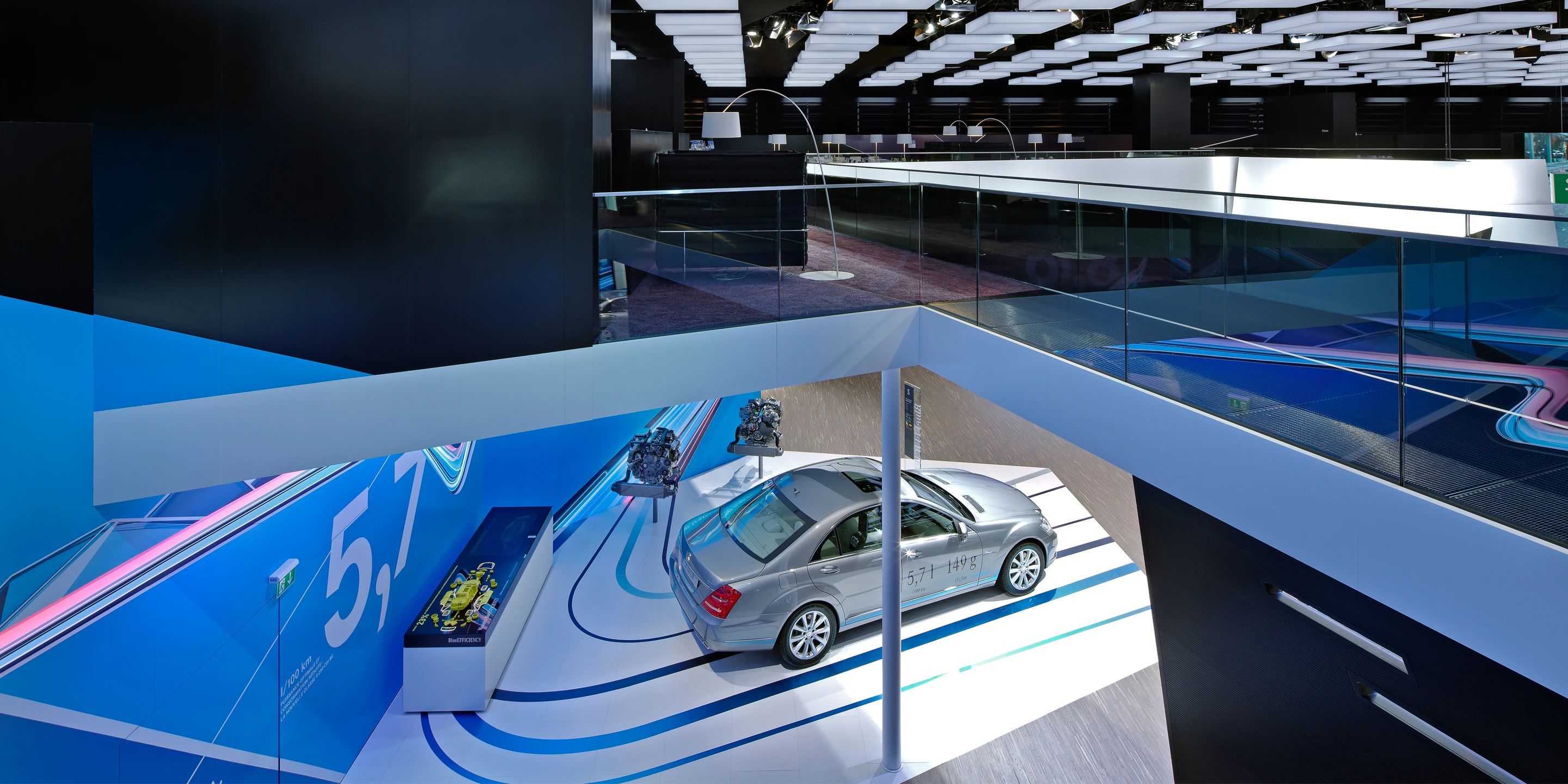 Mercedes-Benz Mondial de l'Automobile 2010 | Paris Neubau, Innenraum, Modular, Stahl-Holz-Konstruktion, Markenband, LED, Lichtinstallation, Privat, öffentlich zugänglich, Ausstellung, Shop, Café, Mercedes Benz, Architektur, KTP, Kauffmann Theilig Partner, Freie Architekten PartGmbB, Stuttgart,