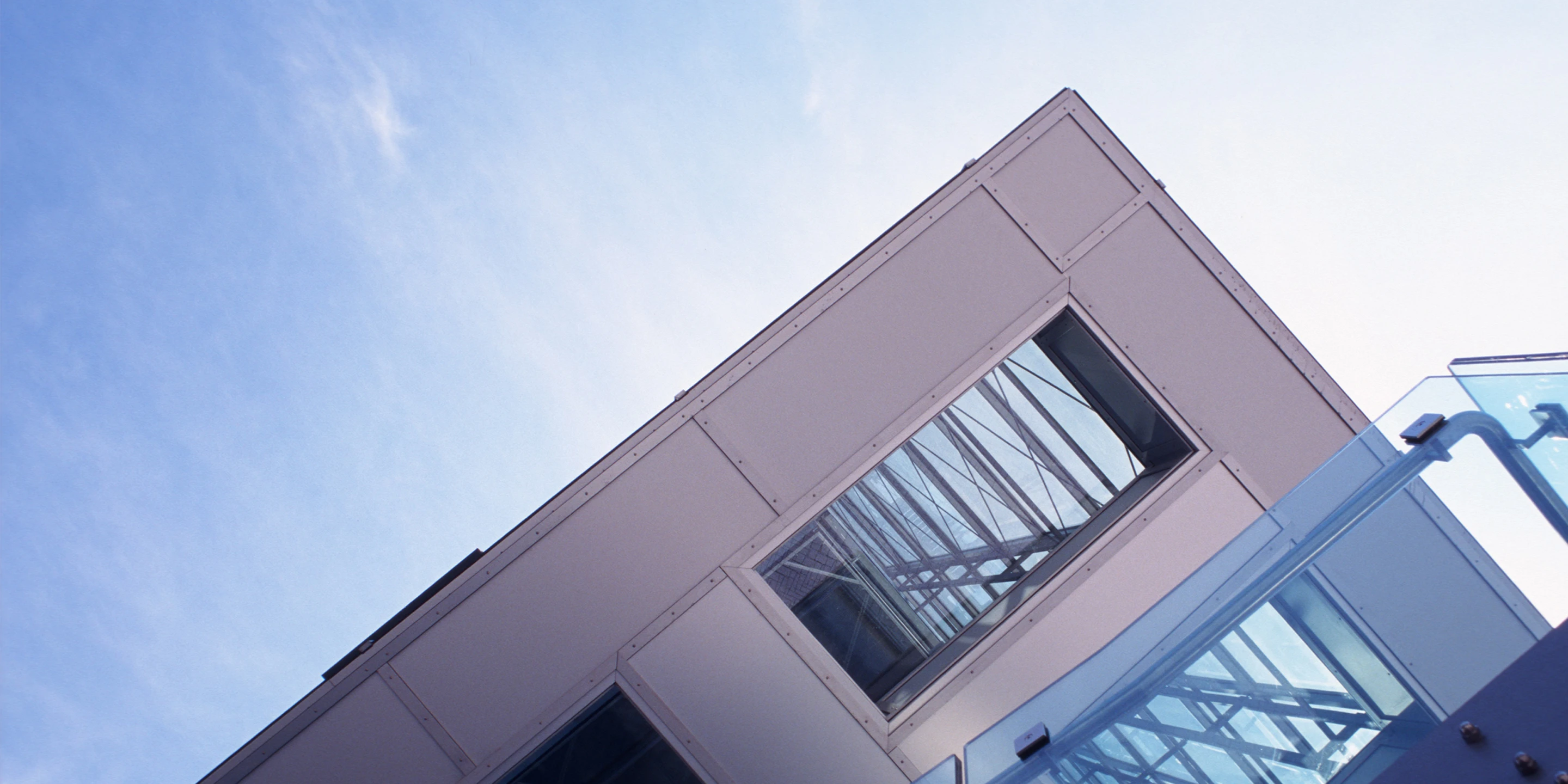 Solitär, Neubau, Freiform, Stahltragwerk, Glasfassade, Medienfassade, LED, Platz, Privat, Ausstellung, Veranstaltung, Architektur, KTP, Kauffmann Theilig Partner, Freie Architekten PartGmbB, Stuttgart