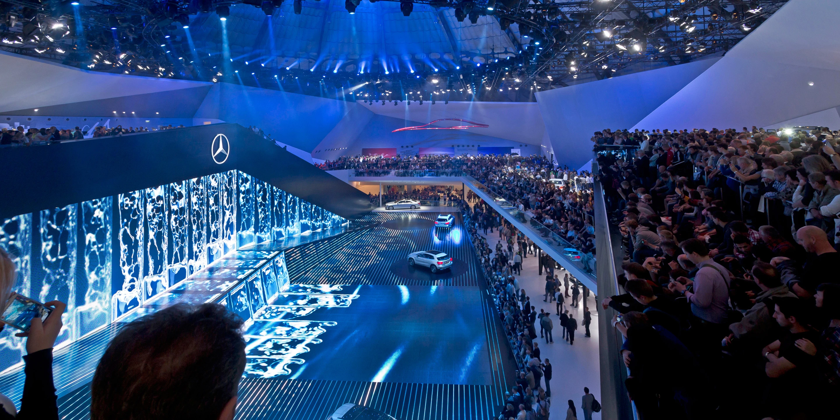 Mercedes-Benz IAA Pkw 2013 | Frankfurt a. M. Denkmalschutz, Ausbau, Temporär, Innenraum, Freiform, Klimakonzept, Wiederverwertbar, Stahl-Holz-Tragwerk, Medienwand, LED, Lichtinstallation, Holzverkleidung, Terrassen, Rolltreppe, Bühne, Privat, öffentlich zugänglich, Großprojekt, Ausstellung, Shop, Restaurant, Büro, Architektur, KTP, Kauffmann Theilig Partner, Freie Architekten PartGmbB, Stuttgart,