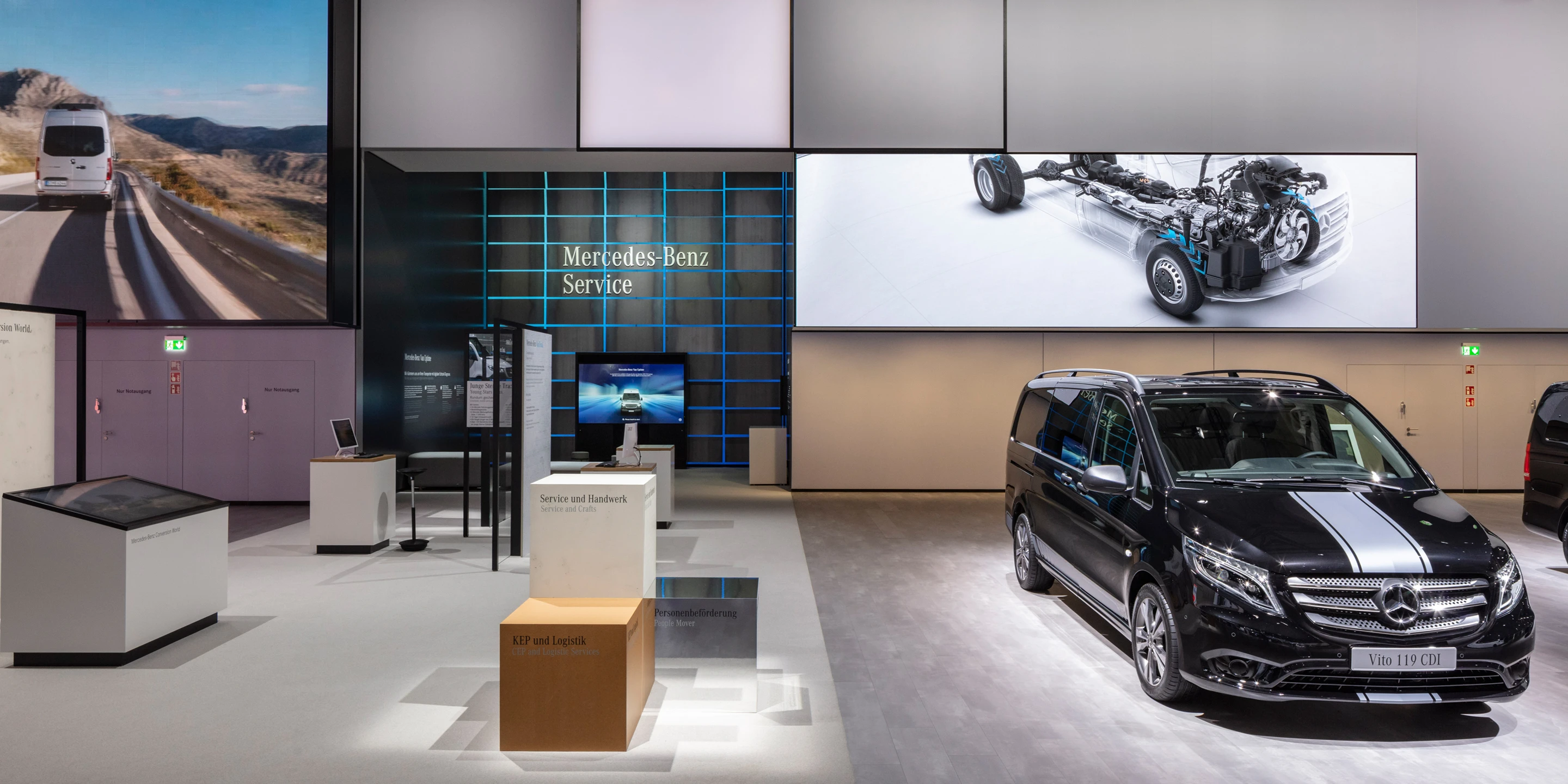 Ausbau, Temporär, Freiform, Innenraum, Holz-Stahl-Tragwerk, Lamelle, LED, Lichtinstallation, Lichtdecke, Bühne, Privat, Großprojekt, öffentlich zugänglich, Ausstellung, Gastronomie, Shop, Büros, IAA, Hannover, Nutzfahrzeuge, Daimler, Mercedes-Benz, Messen, Markenauftritt, Messeauftritt, Trucks, Fuso, Setra, Standfläche, Deckenkonstruktion, medial, Highlight, e-Mobility, Fleetboard, Actros Highlight, Powertrain, MB Pro, Digital Services/Omniplus, Kommunikation, Hauptbühne, Markenwand, Medienfläche, Trucks and Busses for the world,   Intro Bereich, Architektur, KTP, Kauffmann Theilig Partner, Freie Architekten PartGmbB, Stuttgart, MUTABOR, DISPLAY INTERNATIONAL, Markus Bollen 