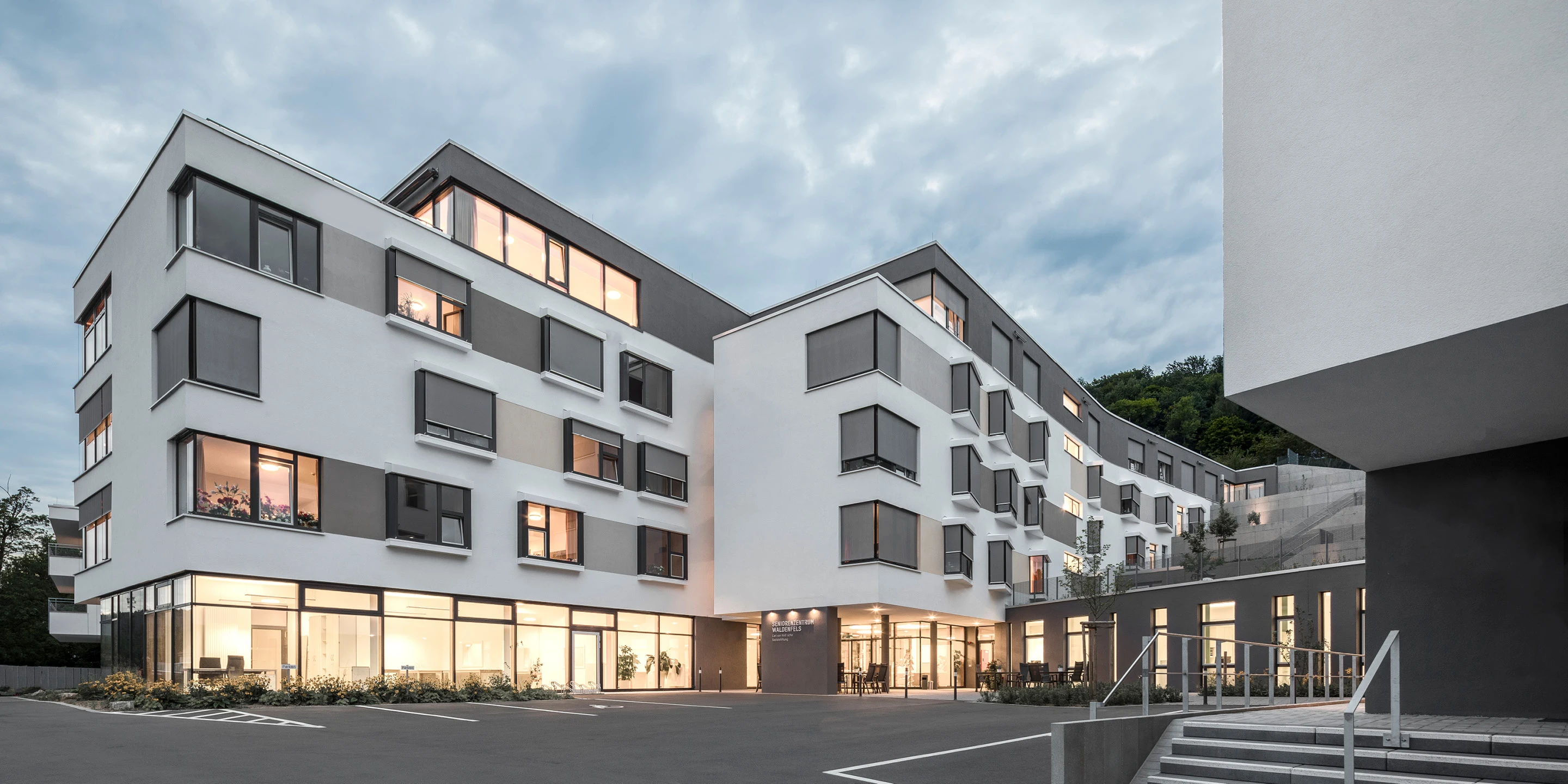 Seniorenzentrum Haus Waldenfels | Bad Brückenau Innerstädtisch, Neubau, Städtebau, Betontragwerk, WDVS, Flachdach, Dachbegrünung,Tiefgarage, Garten, Terrassen, Balkon, Platz, Erker, Atrium, Öffentliche Hand, öffentlich zugänglich, Großprojekt, Wohnen, Pflege, Restaurant, Aufenthalt, Büro, Verwaltung, Shops, Bad Brückenau, Seniorenwohnen, Gastronomie, Landschaft, Gesundheit, Sozial, Terrasse, Dachbegrünung, Kantine, KTP, Architektur, Kauffmann Theilig Partner, Stuttgart, Fassade