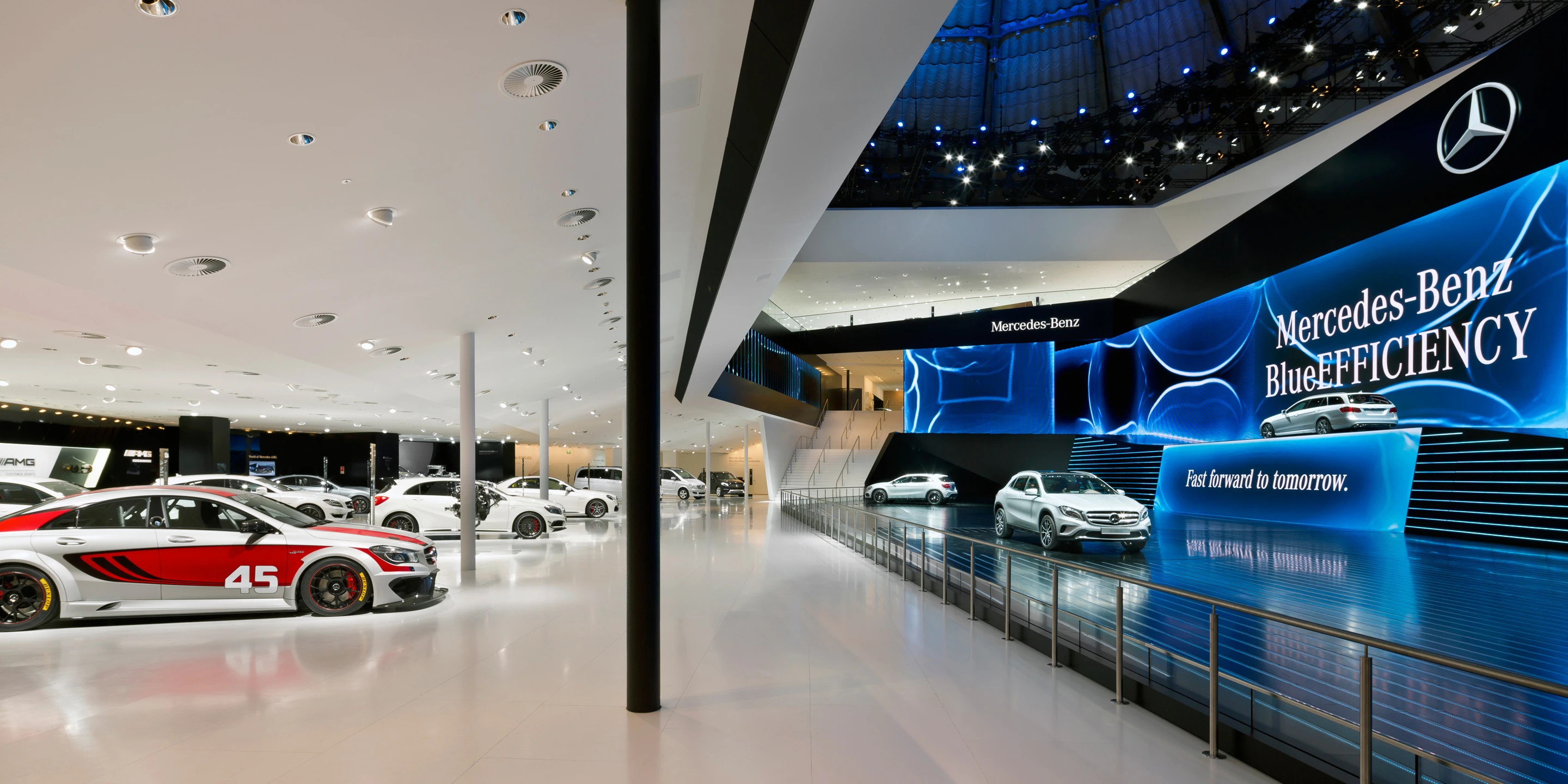 Mercedes-Benz IAA Pkw 2013 | Frankfurt a. M. Denkmalschutz, Ausbau, Temporär, Innenraum, Freiform, Klimakonzept, Wiederverwertbar, Stahl-Holz-Tragwerk, Medienwand, LED, Lichtinstallation, Holzverkleidung, Terrassen, Rolltreppe, Bühne, Privat, öffentlich zugänglich, Großprojekt, Ausstellung, Shop, Restaurant, Büro, Architektur, KTP, Kauffmann Theilig Partner, Freie Architekten PartGmbB, Stuttgart,