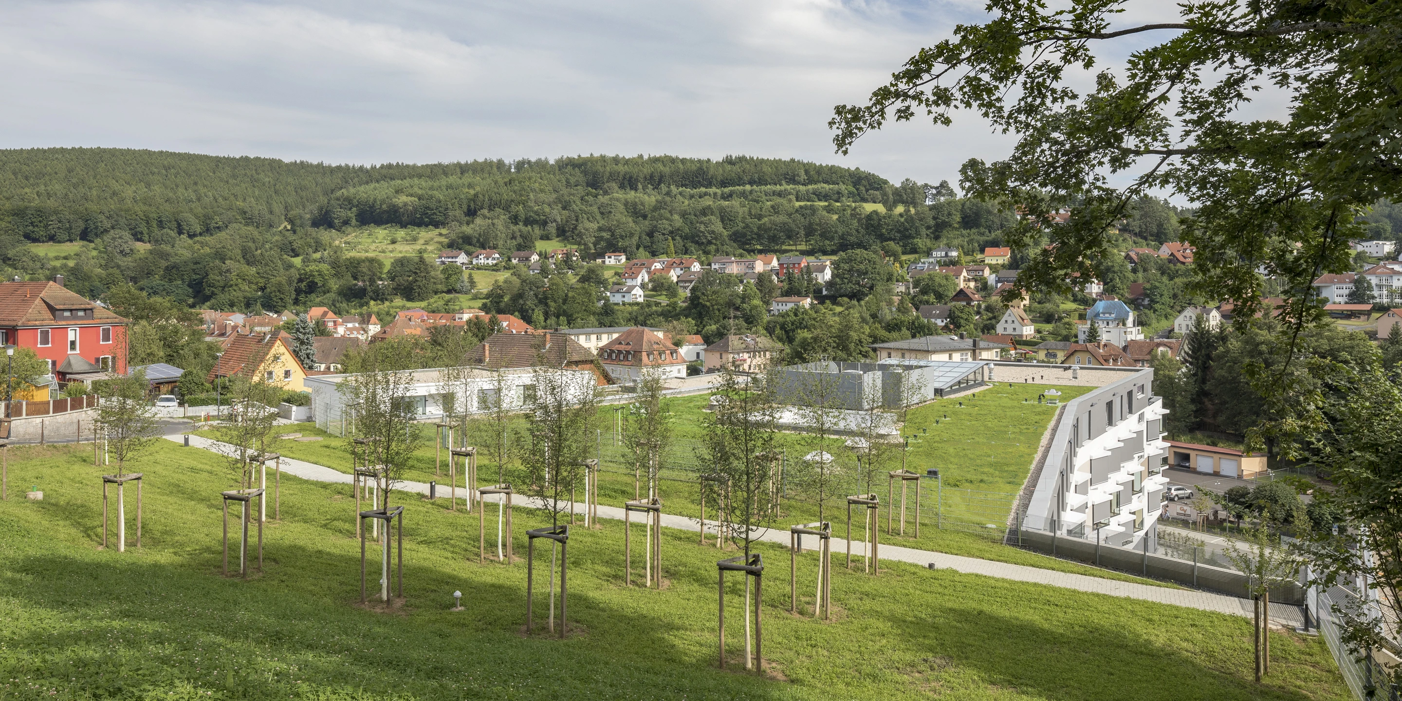 Seniorenzentrum Haus Waldenfels | Bad Brückenau Innerstädtisch, Neubau, Städtebau, Betontragwerk, WDVS, Flachdach, Dachbegrünung,Tiefgarage, Garten, Terrassen, Balkon, Platz, Erker, Atrium, Öffentliche Hand, öffentlich zugänglich, Großprojekt, Wohnen, Pflege, Restaurant, Aufenthalt, Büro, Verwaltung, Shops, Bad Brückenau, Seniorenwohnen, Gastronomie, Landschaft, Gesundheit, Sozial, Terrasse, Dachbegrünung, Kantine, KTP, Architektur, Kauffmann Theilig Partner, Stuttgart
