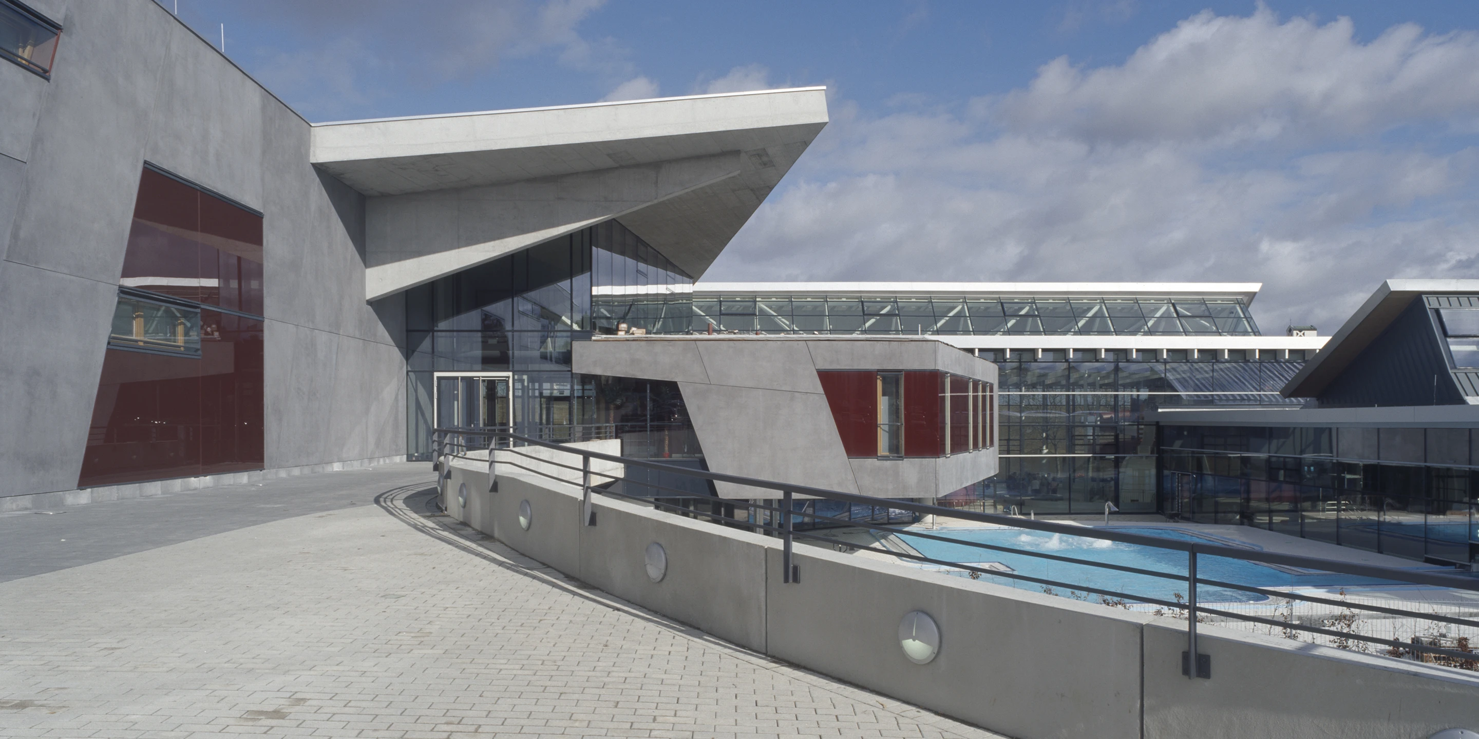 Sanierung, Erweiterung, Freiform, Bauabschnitte, Städtebau, Klimakonzept, Farbe, Betonfertigteile, Betontragwerk, Glasfassade, Stahltragwerk, Dachbegrünung, Terrassen, Flachdach, Sportflächen, Parkplatz, Großprojekt, Öffentliche Hand, öffentlich zugänglich, Wellness, Bar, Baden,  Architektur, KTP, Kauffmann Theilig Partner, Freie Architekten PartGmbB, Stuttgart, 