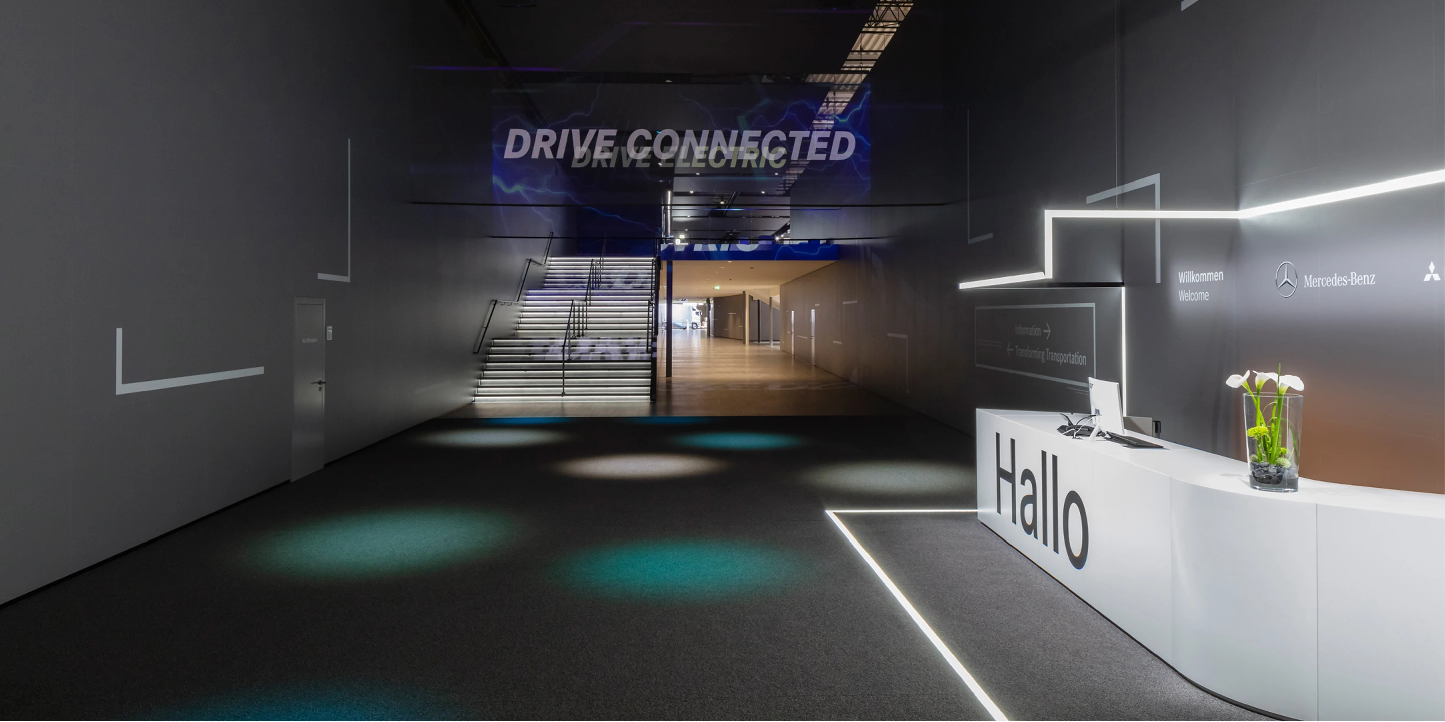 Ausbau, Temporär, Freiform, Innenraum, Holz-Stahl-Tragwerk, Lamelle, LED, Lichtinstallation, Lichtdecke, Bühne, Privat, Großprojekt, öffentlich zugänglich, Ausstellung, Gastronomie, Shop, Büros, IAA, Hannover, Nutzfahrzeuge, Daimler, Mercedes-Benz, Messen, Markenauftritt, Messeauftritt, Trucks, Fuso, Setra, Standfläche, Deckenkonstruktion, medial, Highlight, e-Mobility, Fleetboard, Actros Highlight, Powertrain, MB Pro, Digital Services/Omniplus, Kommunikation, Hauptbühne, Markenwand, Medienfläche, Trucks and Busses for the world,   Intro Bereich, Architektur, KTP, Kauffmann Theilig Partner, Freie Architekten PartGmbB, Stuttgart, MUTABOR, DISPLAY INTERNATIONAL, Markus Bollen 