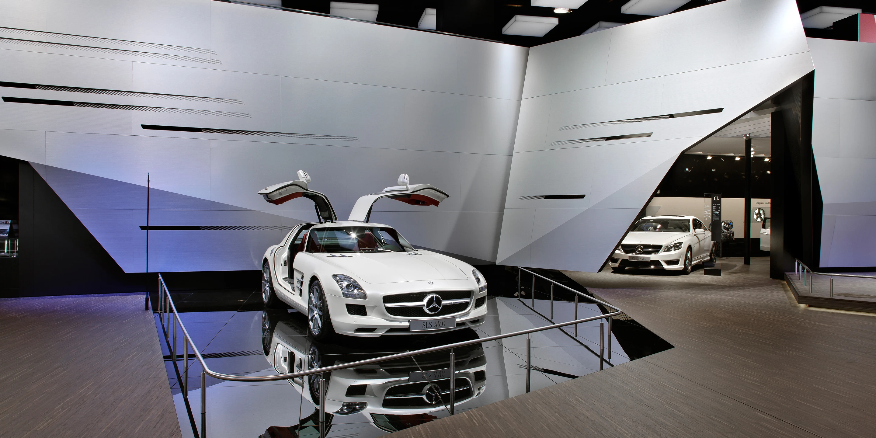 Mercedes-Benz Mondial de l'Automobile 2010 | Paris Neubau, Innenraum, Modular, Stahl-Holz-Konstruktion, Markenband, LED, Lichtinstallation, Privat, öffentlich zugänglich, Ausstellung, Shop, Café, Mercedes Benz, Architektur, KTP, Kauffmann Theilig Partner, Freie Architekten PartGmbB, Stuttgart,