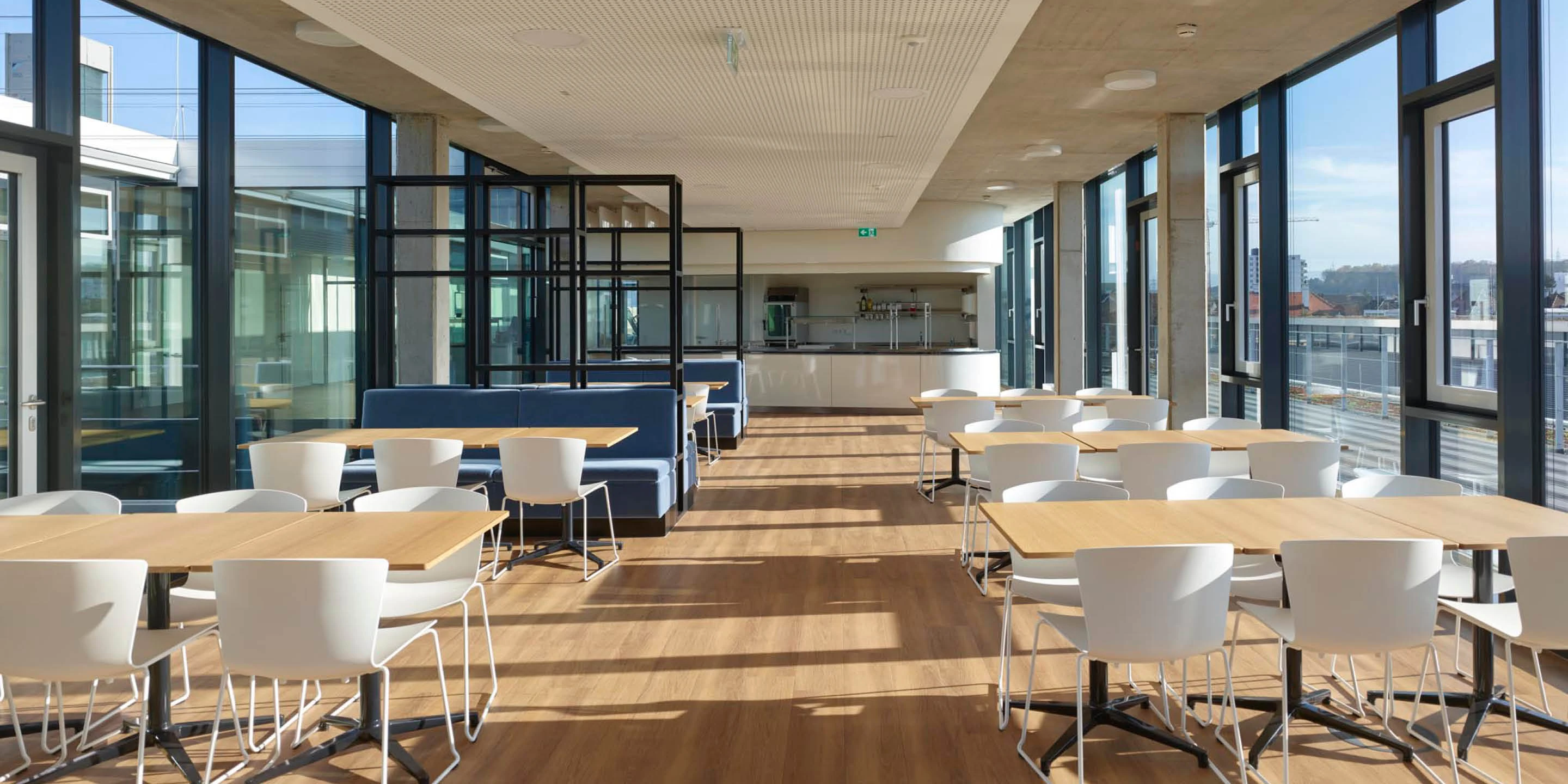 Headquarter Chemoform | Wendlingen a. N. Neubau, Beton-Holz-Tragwerk, Glasfassade, Metallfassade, Flachdach, Dachbegrünung, Tiefgarage, Parkplatz, Privat, Großprojekt, Produktion, Lager, Büro, Verwaltung, Fitness, Showroom, Architektur, KTP, Kauffmann Theilig Partner, Freie Architekten PartGmbB, Stuttgart