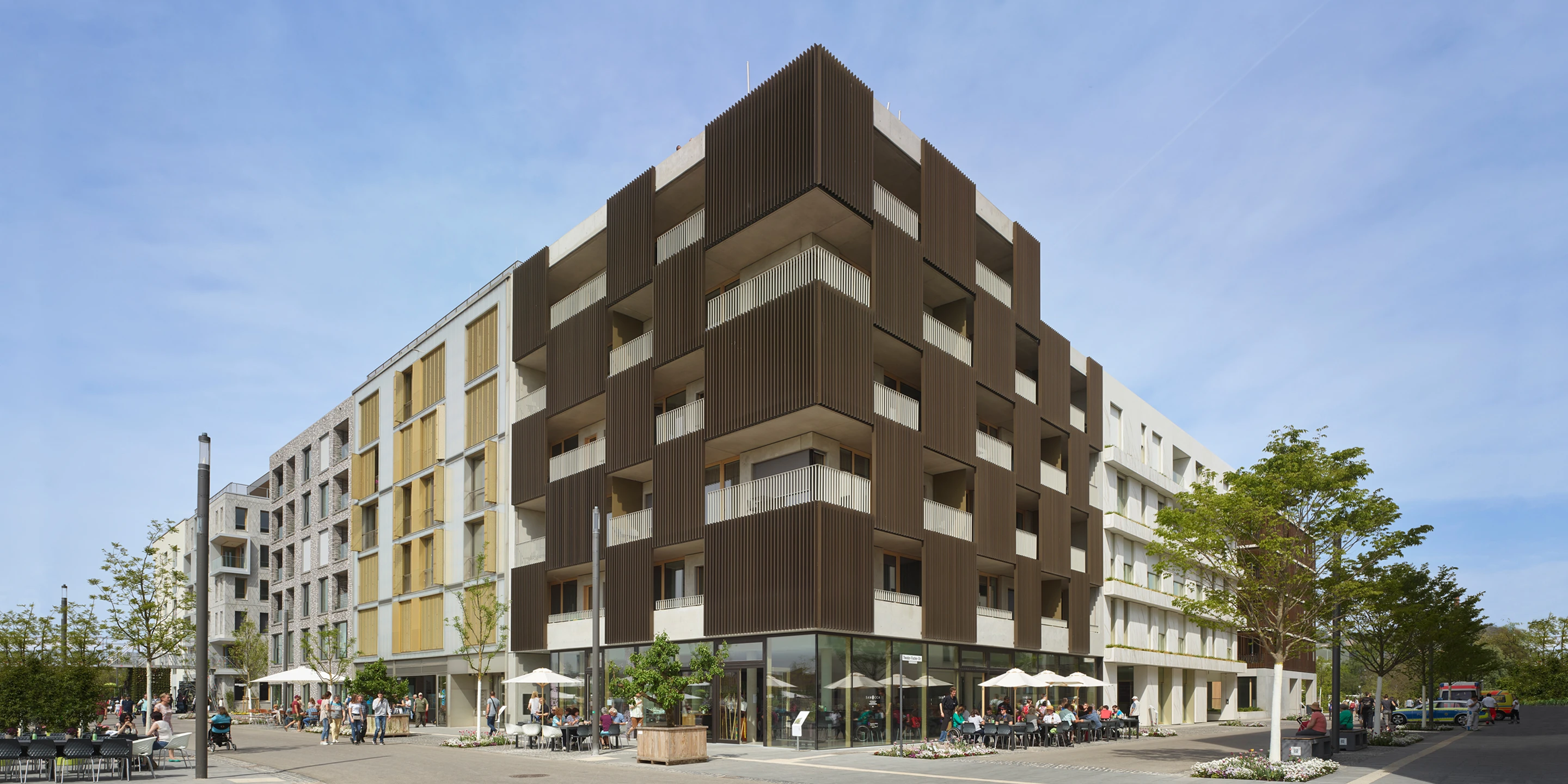 Wohnen auf Zeit Neckarbogen | Heilbronn Eckgebäude, Innerstädtisch, Neubau, Städtebau, Betontragwerk, Fertigteile, Lamelle, Metallfassade, Flachdach, Tiefgarage, Innenhof, Balkone, Investor, öffentlich zugänglich, Lamelle, Wohnen, Café, Service, Quatier, Gastronomie, Neckarbogen, Heilbronn, Quartier, Baordinghouse, Wohnung, Loggia, Dachlandschaft, Wohnungen, BUGA-Gelände, Fassade, Architektur, KTP, Kauffmann Theilig Partner, Freie Architekten PartGmbB, Stuttgart,