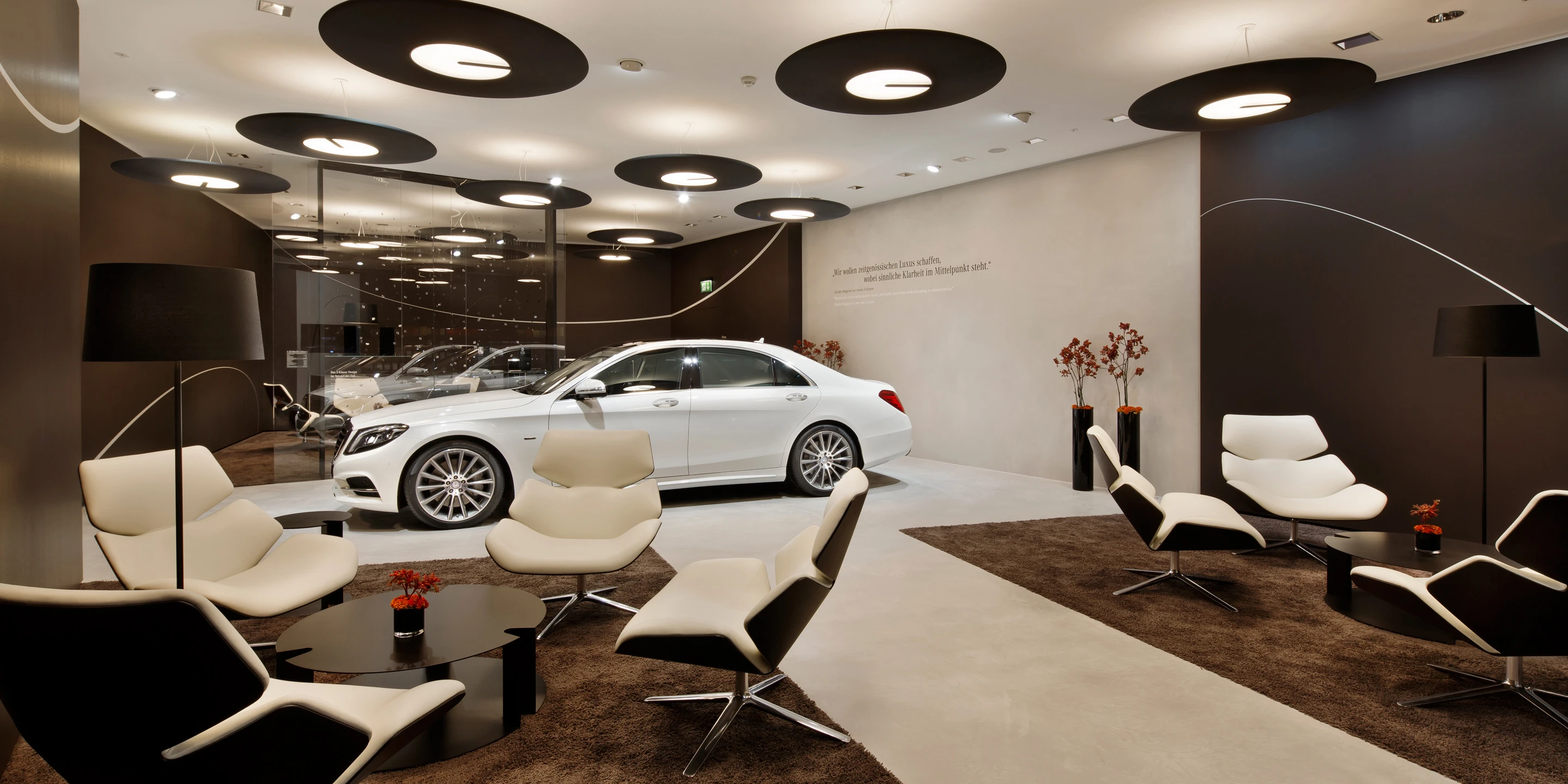 Mercedes-Benz IAA Pkw 2013 | Frankfurt a. M. Denkmalschutz, Ausbau, Temporär, Innenraum, Freiform, Klimakonzept, Wiederverwertbar, Stahl-Holz-Tragwerk, Medienwand, LED, Lichtinstallation, Holzverkleidung, Terrassen, Rolltreppe, Bühne, Privat, öffentlich zugänglich, Großprojekt, Ausstellung, Shop, Restaurant, Büro, Architektur, KTP, Kauffmann Theilig Partner, Freie Architekten PartGmbB, Stuttgart,
