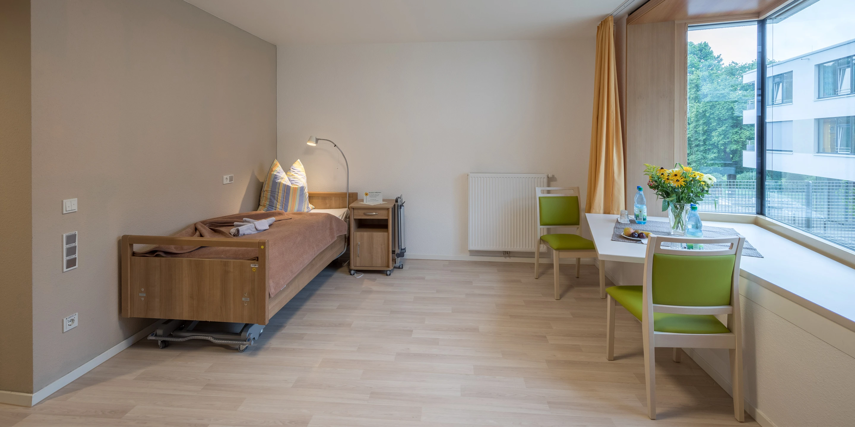 Seniorenzentrum Haus Waldenfels | Bad Brückenau Innerstädtisch, Neubau, Städtebau, Betontragwerk, WDVS, Flachdach, Dachbegrünung,Tiefgarage, Garten, Terrassen, Balkon, Platz, Erker, Atrium, Öffentliche Hand, öffentlich zugänglich, Großprojekt, Wohnen, Pflege, Restaurant, Aufenthalt, Büro, Verwaltung, Shops, Bad Brückenau, Seniorenwohnen, Gastronomie, Landschaft, Gesundheit, Sozial, Terrasse, Dachbegrünung, Kantine, KTP, Architektur, Kauffmann Theilig Partner, Stuttgart,