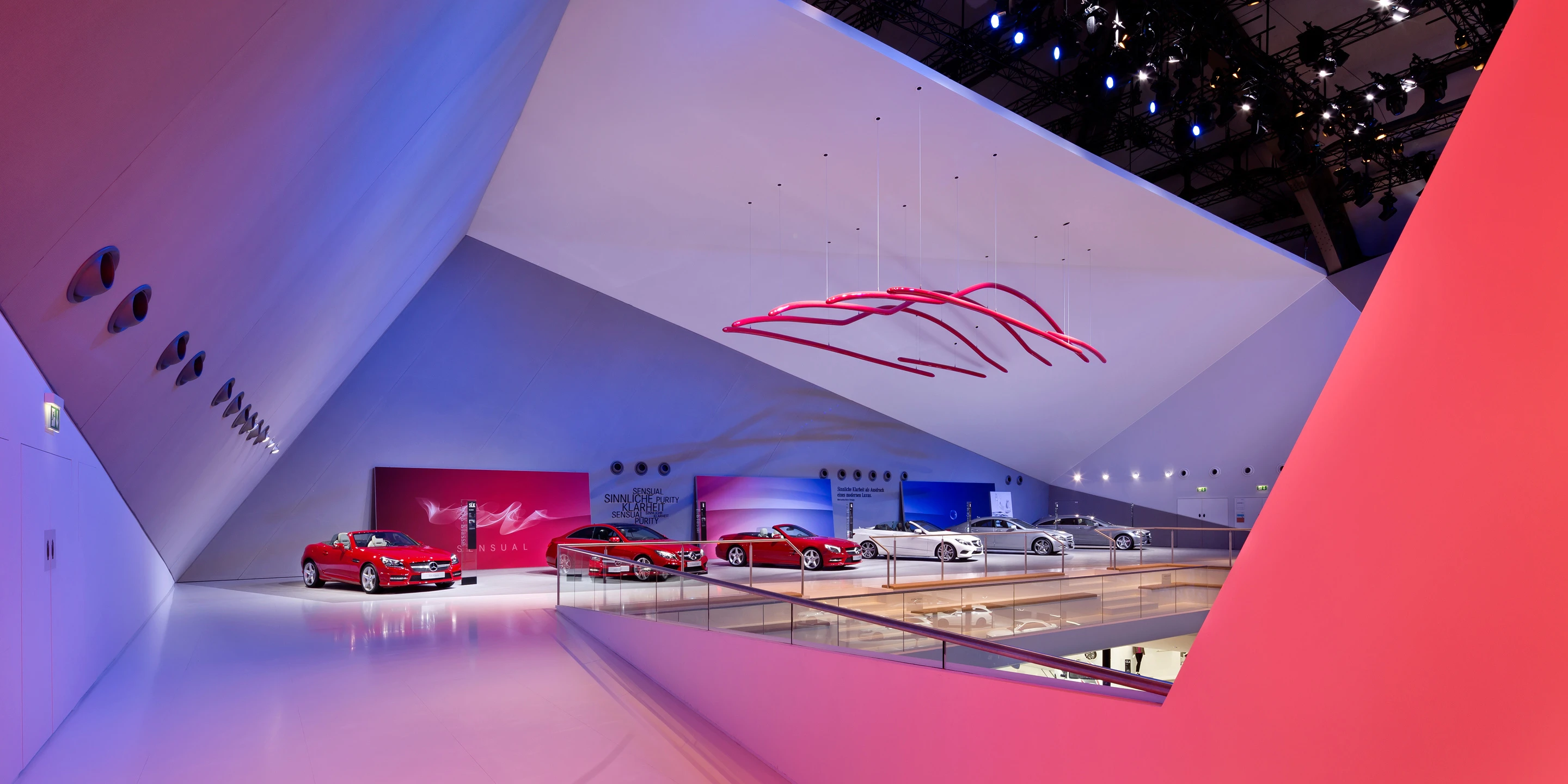Mercedes-Benz IAA Pkw 2013 | Frankfurt a. M. Denkmalschutz, Ausbau, Temporär, Innenraum, Freiform, Klimakonzept, Wiederverwertbar, Stahl-Holz-Tragwerk, Medienwand, LED, Lichtinstallation, Holzverkleidung, Terrassen, Rolltreppe, Bühne, Privat, öffentlich zugänglich, Großprojekt, Ausstellung, Shop, Restaurant, Büro, Architektur, KTP, Kauffmann Theilig Partner, Freie Architekten PartGmbB, Stuttgart,