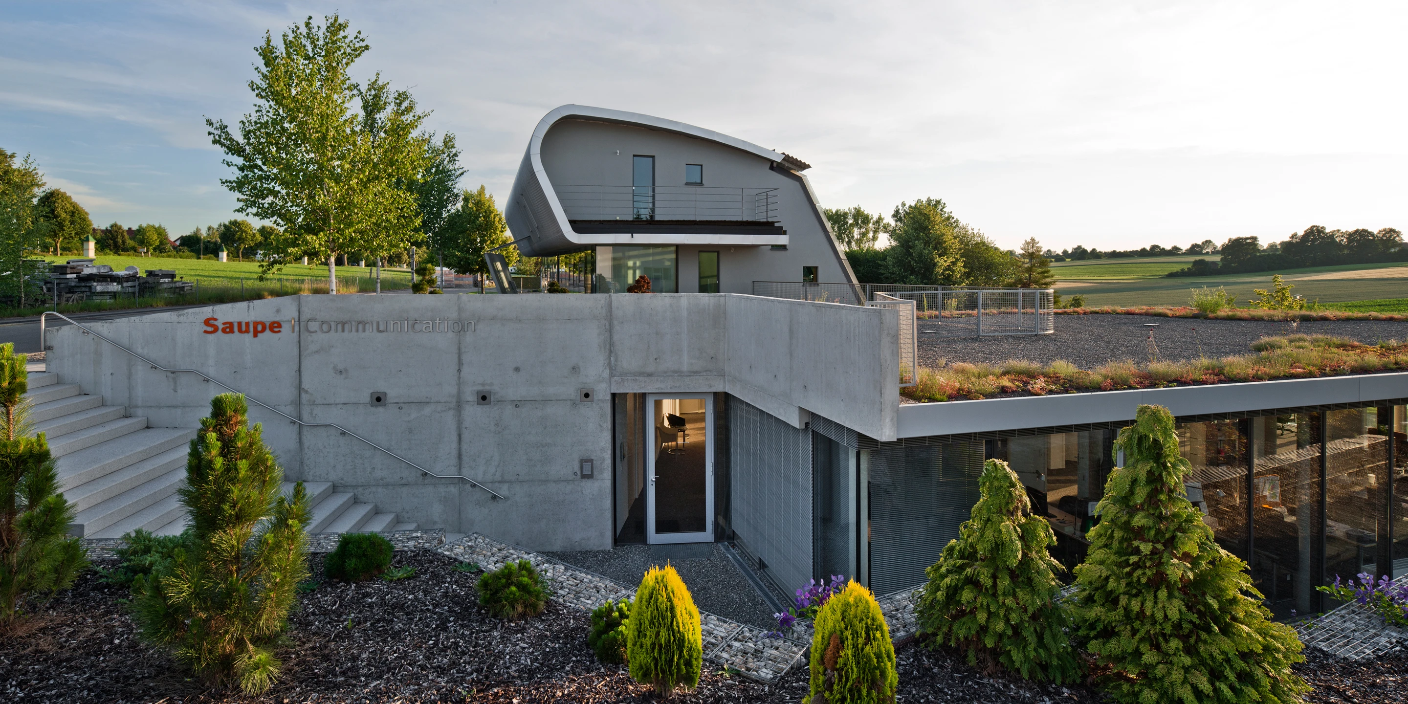 Erweiterung, Bauabschnitte, Freiform, Betontragwerk, Glasfassade, Dachbegrünung, Flachdach, Garten, Privat, Büro, Verwaltung, Architektur, KTP, Kauffmann Theilig Partner, Stuttgart, Agentur, Werbeagentur