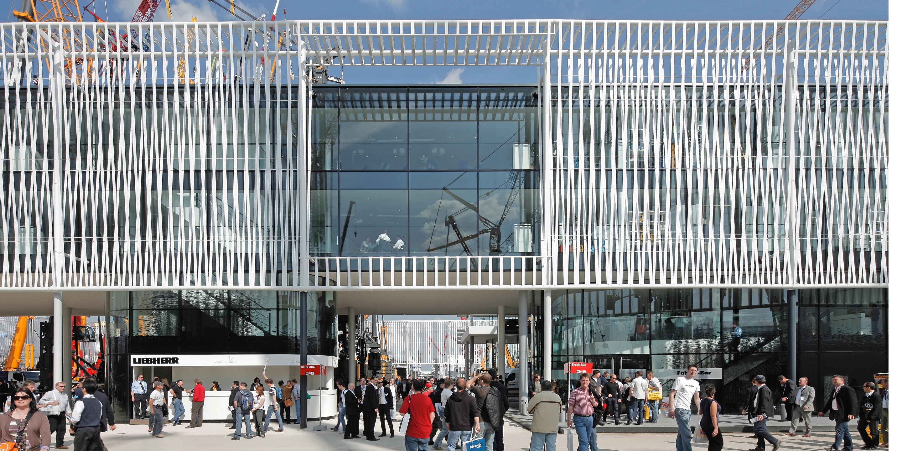 Neubau, Temporär, Modular, Wiederverwertbar, Stahlkonstruktion, Glasfassade, Textil, Lamelle Balkone, Innenhof, Privat, Generalplaner, Großprojekt, öffentlich zugänglich, Shop, Ausstellung, Bistro, Büro, Verwaltung, Architektur, KTP, Kauffmann Theilig Partner, Freie Architekten PartGmbB, Stuttgart, 
