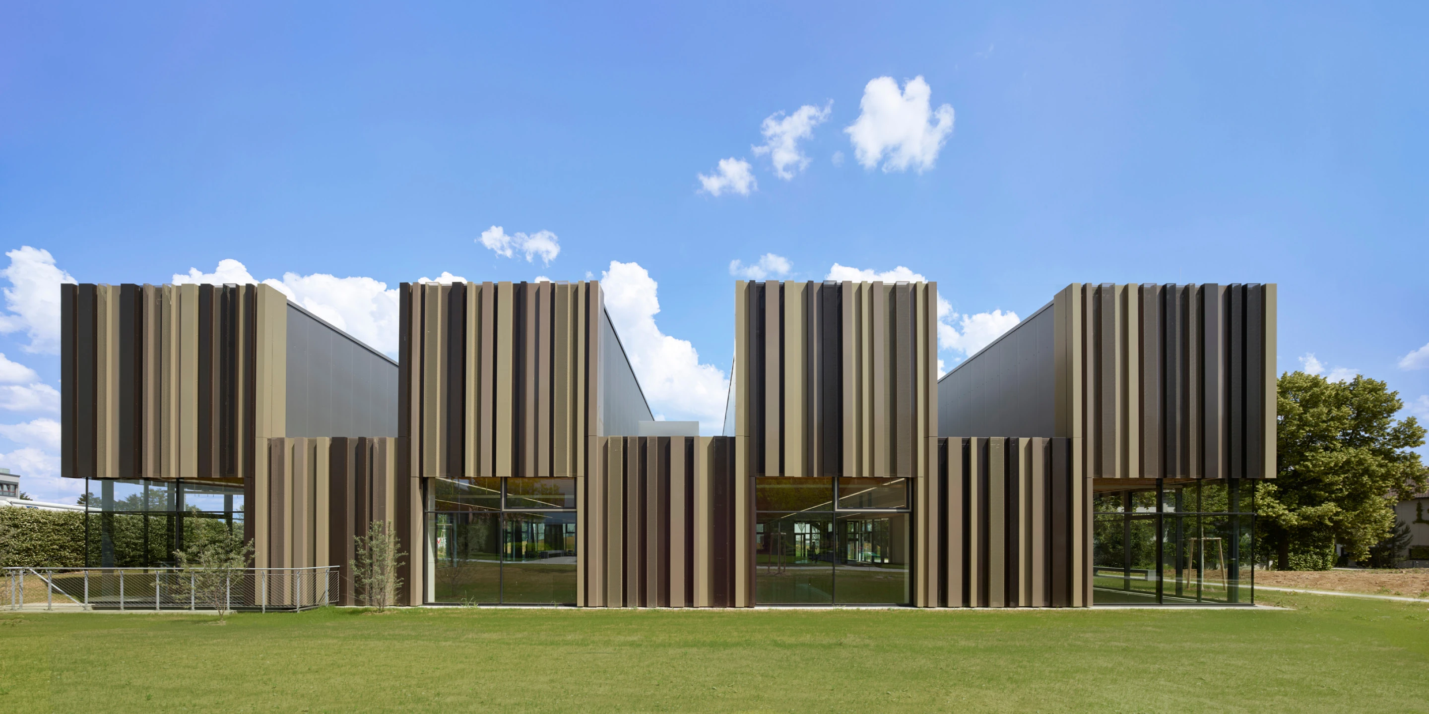 Solitär, Neubau, Beton-Holz-Tragwerk, Glasfassade, Metallfassade, Flachdach, Dachbegrünung, Park, Privat, Sport, Schießen, Büro, Schulung, Architektur, KTP, Kauffmann Theilig Partner, Freie Architekten PartGmbB, Stuttgart