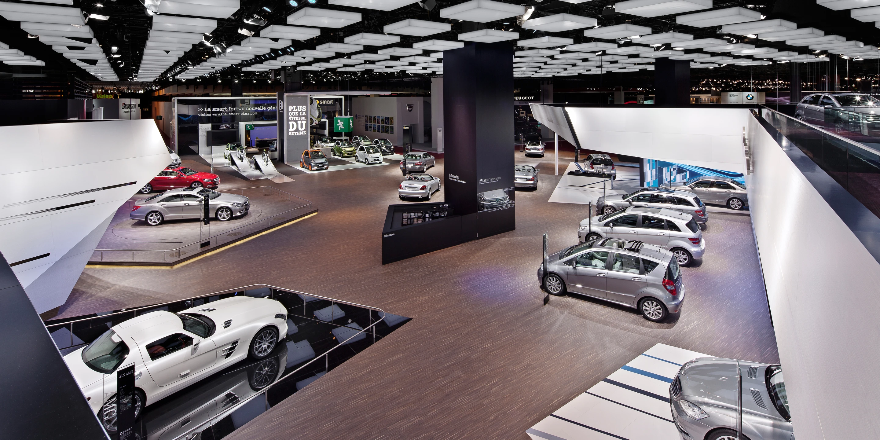 Mercedes-Benz Mondial de l'Automobile 2010 | Paris Neubau, Innenraum, Modular, Stahl-Holz-Konstruktion, Markenband, LED, Lichtinstallation, Privat, öffentlich zugänglich, Ausstellung, Shop, Café, Mercedes Benz, Architektur, KTP, Kauffmann Theilig Partner, Freie Architekten PartGmbB, Stuttgart,