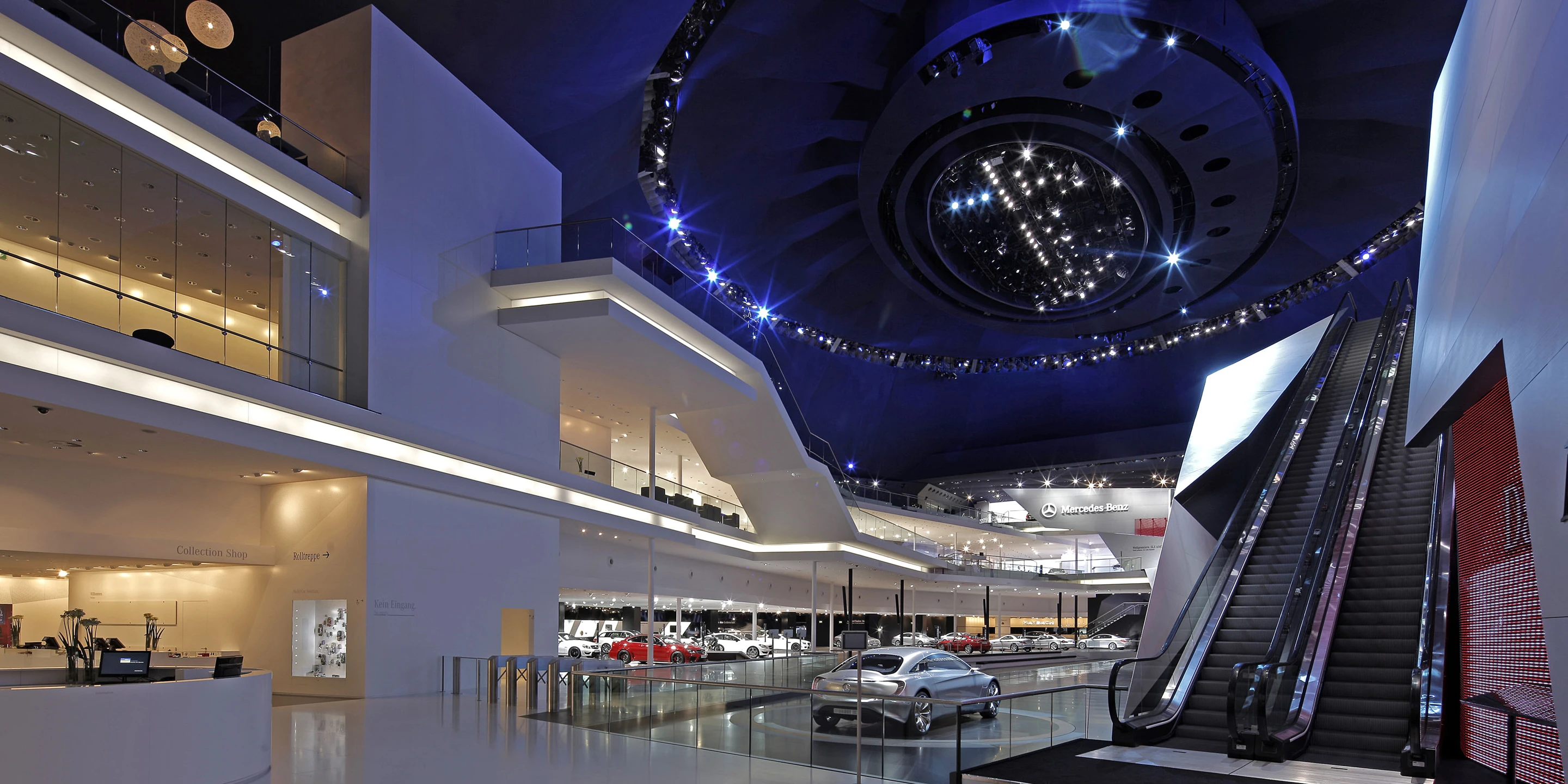 Mercedes-Benz IAA Pkw 2011 | Frankfurt a. M. PKW, Markenauftritt, IAA, Merzedes-Benz, Daimlier, Messe, Denkmalschutz, Ausbau, Temporär, Innenraum, Freiform, Klimakonzept, Wiederverwertbar, Stahl-Holz-Tragwerk, Medienwand, LED, Lichtinstallation, Holzverkleidung, Terrassen, Rolltreppe, Bühne, Privat, öffentlich zugänglich, Großprojekt, Ausstellung, Shop, Restaurant, Büro, Architektur, KTP, Kauffmann Theilig Partner, Stuttgart,