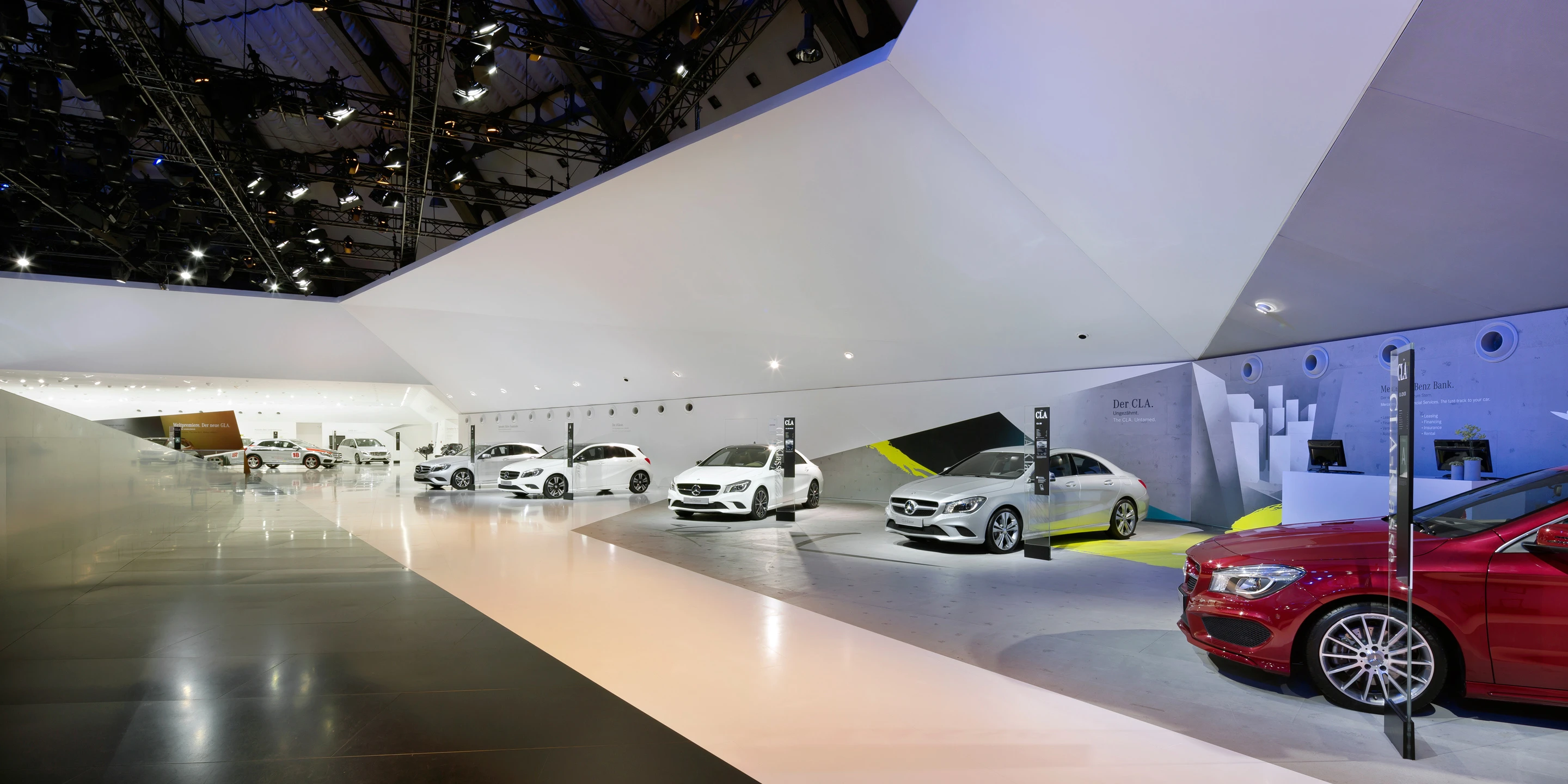 Mercedes-Benz IAA Pkw 2013 | Frankfurt a. M. Denkmalschutz, Ausbau, Temporär, Innenraum, Freiform, Klimakonzept, Wiederverwertbar, Stahl-Holz-Tragwerk, Medienwand, LED, Lichtinstallation, Holzverkleidung, Terrassen, Rolltreppe, Bühne, Privat, öffentlich zugänglich, Großprojekt, Ausstellung, Shop, Restaurant, Büro, Architektur, KTP, Kauffmann Theilig Partner, Freie Architekten PartGmbB, Stuttgart,