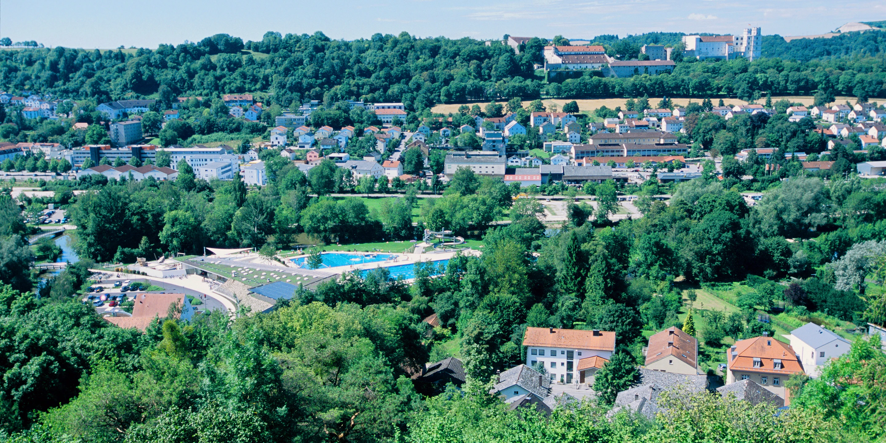 Freibad Inselbad | Eichstätt Innerstädtisch, Neubau, Freiform, Betontragwerk, Glasfassade, Dachbegrünung, Flachdach, Parkplatz, Park, Sportflächen, Öffentliche Hand, öffentlich zugägnlich, Freizeit, Baden, Gastronomie, Architektur, KTP, Kauffmann Theilig Partner, Freie Architekten PartGmbB, Stuttgart