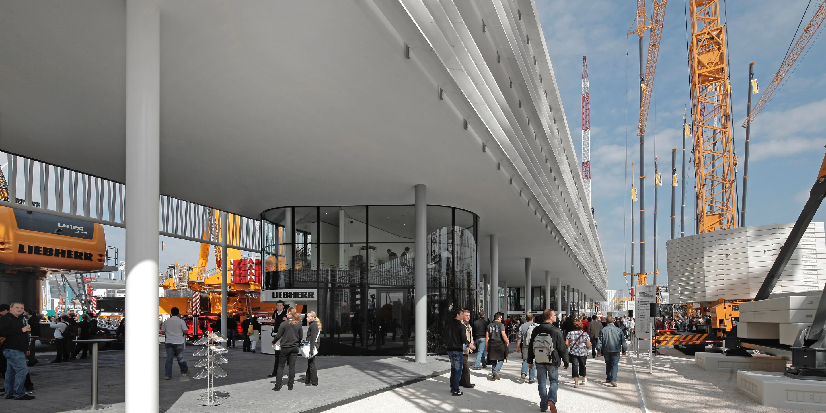 Neubau, Temporär, Modular, Wiederverwertbar, Stahlkonstruktion, Glasfassade, Textil, Lamelle Balkone, Innenhof, Privat, Generalplaner, Großprojekt, öffentlich zugänglich, Shop, Ausstellung, Bistro, Büro, Verwaltung, Architektur, KTP, Kauffmann Theilig Partner, Freie Architekten PartGmbB, Stuttgart, 