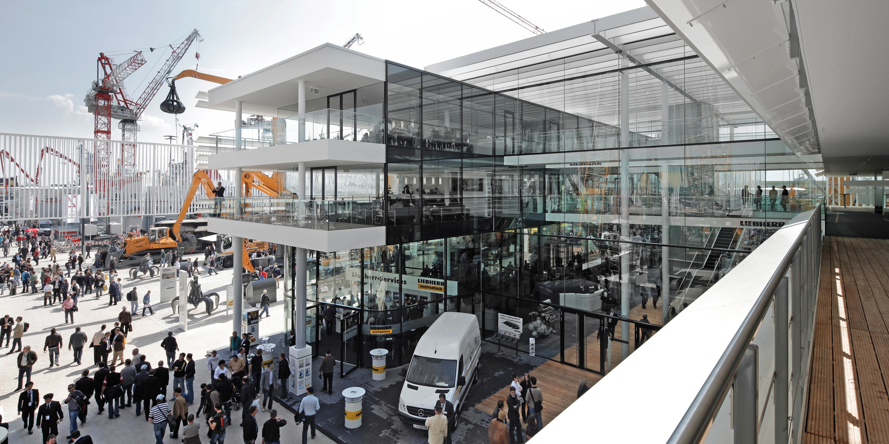 Neubau, Temporär, Modular, Wiederverwertbar, Stahlkonstruktion, Glasfassade, Textil, Lamelle Balkone, Innenhof, Privat, Generalplaner, Großprojekt, öffentlich zugänglich, Shop, Ausstellung, Bistro, Büro, Verwaltung, Architektur, KTP, Kauffmann Theilig Partner, Freie Architekten PartGmbB, Stuttgart, 