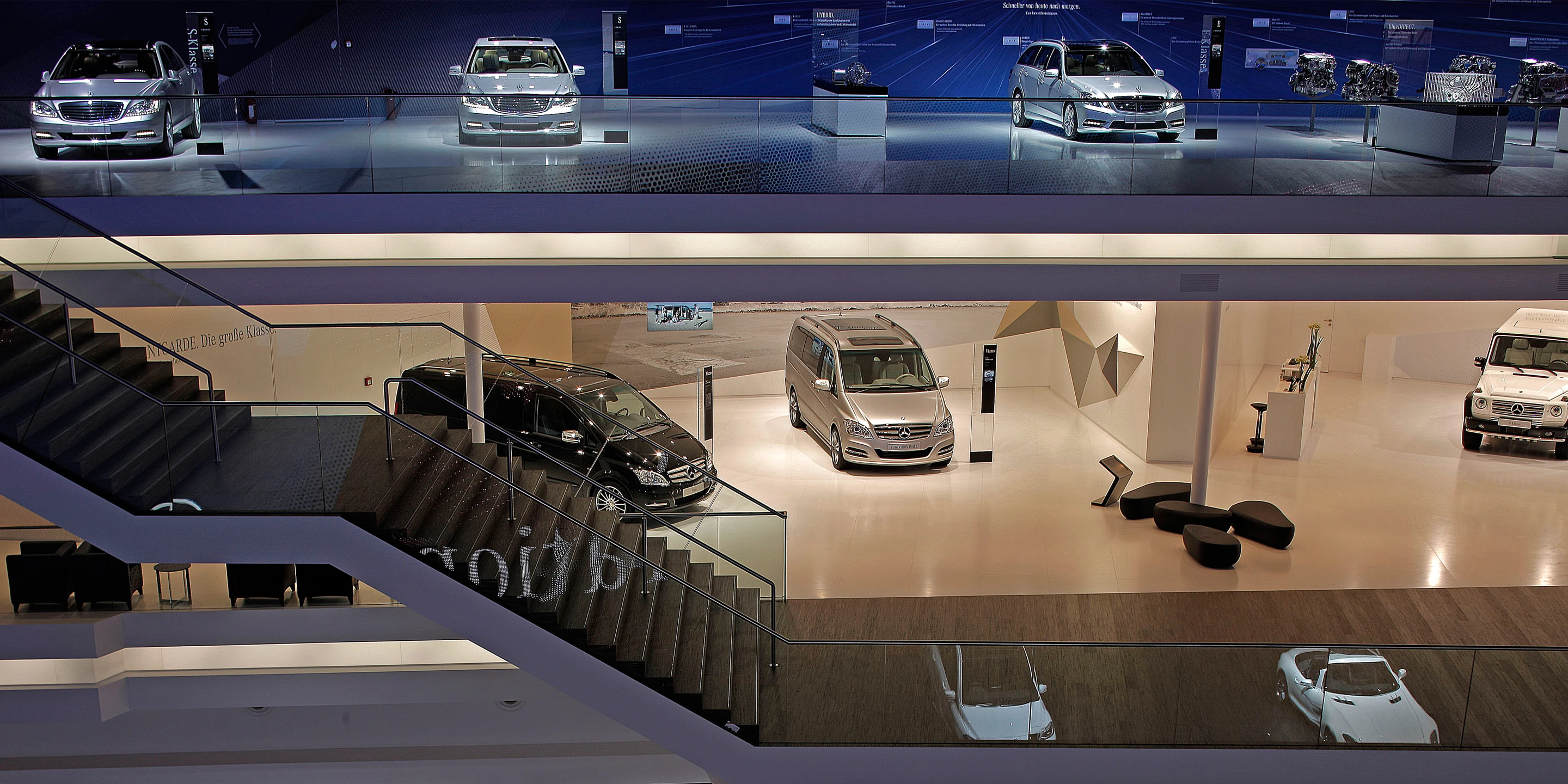 Mercedes-Benz IAA Pkw 2011 | Frankfurt a. M. PKW, Markenauftritt, IAA, Merzedes-Benz, Daimlier, Messe, Denkmalschutz, Ausbau, Temporär, Innenraum, Freiform, Klimakonzept, Wiederverwertbar, Stahl-Holz-Tragwerk, Medienwand, LED, Lichtinstallation, Holzverkleidung, Terrassen, Rolltreppe, Bühne, Privat, öffentlich zugänglich, Großprojekt, Ausstellung, Shop, Restaurant, Büro, Architektur, KTP, Kauffmann Theilig Partner, Stuttgart,