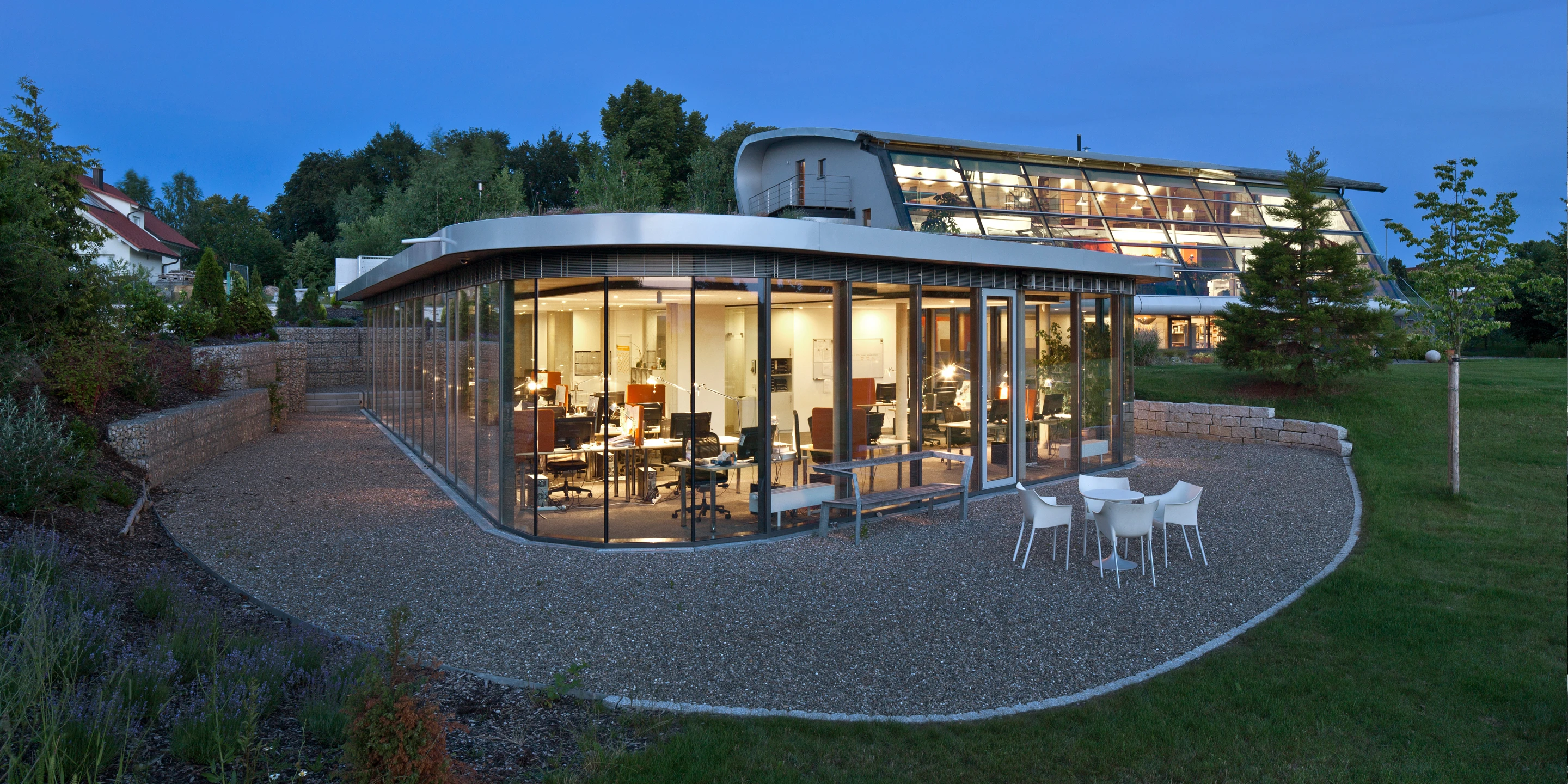 Erweiterung, Bauabschnitte, Freiform, Betontragwerk, Glasfassade, Dachbegrünung, Flachdach, Garten, Privat, Büro, Verwaltung, Architektur, KTP, Kauffmann Theilig Partner, Stuttgart, Agentur, Werbeagentur