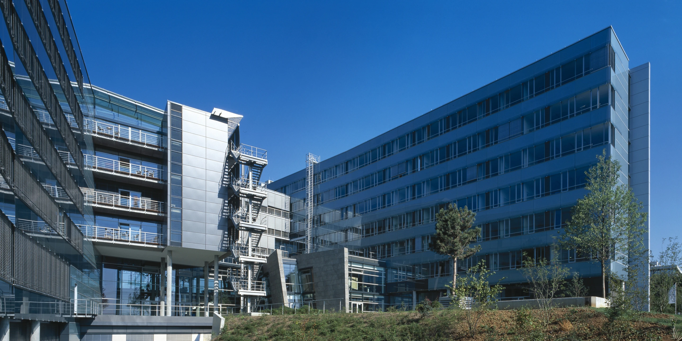 CSC Business-Center Rhein Main | Wiesbaden Neubau, Bauabschnitte, Städtebau, Betontragwerk, Metallfassade, Glasfassade, Dachbegrünung, Flachdach, Innenhöfe, Tiefgarage, Investor, Großprojekt, Generalunternehmer, Büro, Verwaltung, Konferenz, Mensa, Architektur, KTP, Kauffmann Theilig Partner, Freie Architekten PartGmbB, Stuttgart,