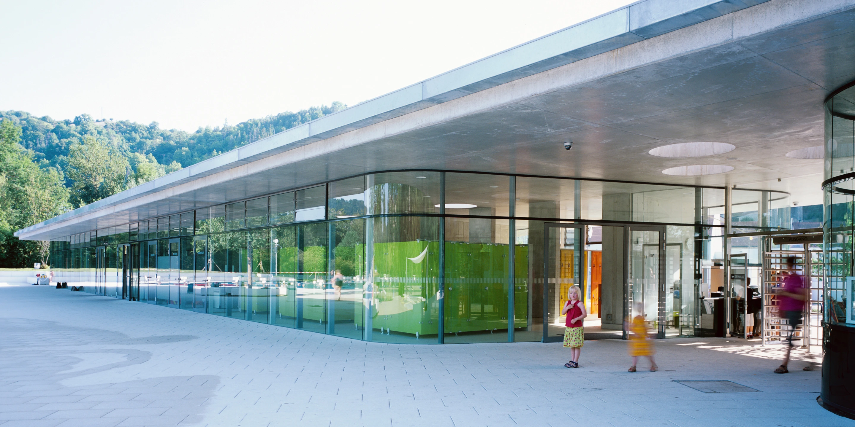 Freibad Inselbad | Eichstätt Innerstädtisch, Neubau, Freiform, Betontragwerk, Glasfassade, Dachbegrünung, Flachdach, Parkplatz, Park, Sportflächen, Öffentliche Hand, öffentlich zugägnlich, Freizeit, Baden, Gastronomie, Architektur, KTP, Kauffmann Theilig Partner, Freie Architekten PartGmbB, Stuttgart