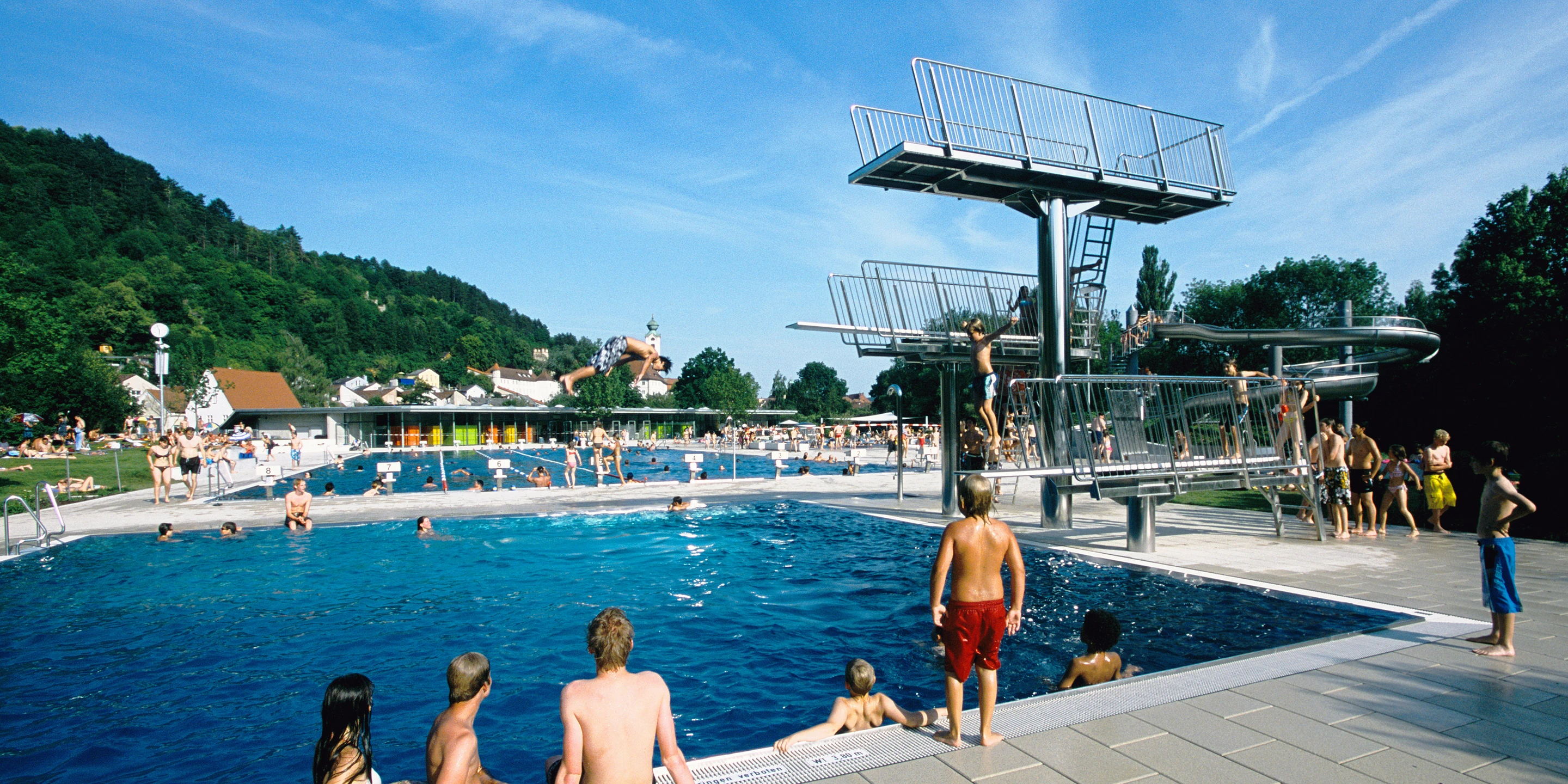Freibad Inselbad | Eichstätt Innerstädtisch, Neubau, Freiform, Betontragwerk, Glasfassade, Dachbegrünung, Flachdach, Parkplatz, Park, Sportflächen, Öffentliche Hand, öffentlich zugägnlich, Freizeit, Baden, Gastronomie, Architektur, KTP, Kauffmann Theilig Partner, Freie Architekten PartGmbB, Stuttgart