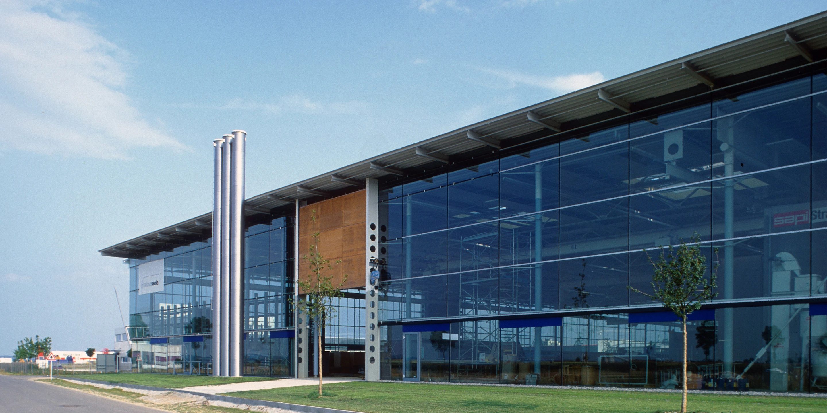 Erweiterung, Bauabschnitte, Modular, Stahltragwerk, Glasfassade, Flachdach, Privat, Großprojekt, Produktion, Entwicklung, Büro, Verwaltung, Architektur, KTP, Kauffmann Theilig Partner, Freie Architekten PartGmbB, Stuttgart,