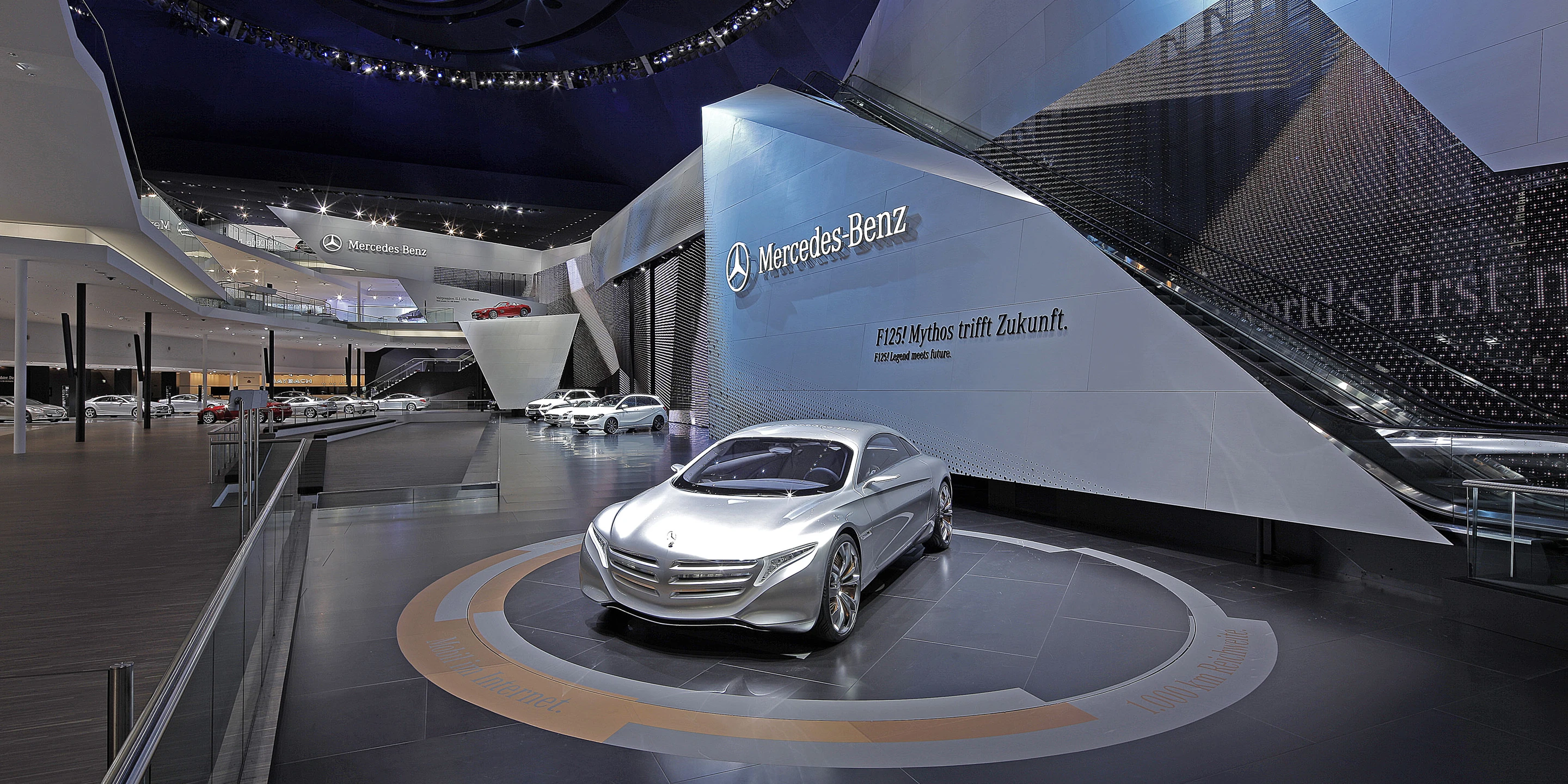 Mercedes-Benz IAA Pkw 2011 | Frankfurt a. M. PKW, Markenauftritt, IAA, Merzedes-Benz, Daimlier, Messe, Denkmalschutz, Ausbau, Temporär, Innenraum, Freiform, Klimakonzept, Wiederverwertbar, Stahl-Holz-Tragwerk, Medienwand, LED, Lichtinstallation, Holzverkleidung, Terrassen, Rolltreppe, Bühne, Privat, öffentlich zugänglich, Großprojekt, Ausstellung, Shop, Restaurant, Büro, Architektur, KTP, Kauffmann Theilig Partner, Stuttgart,