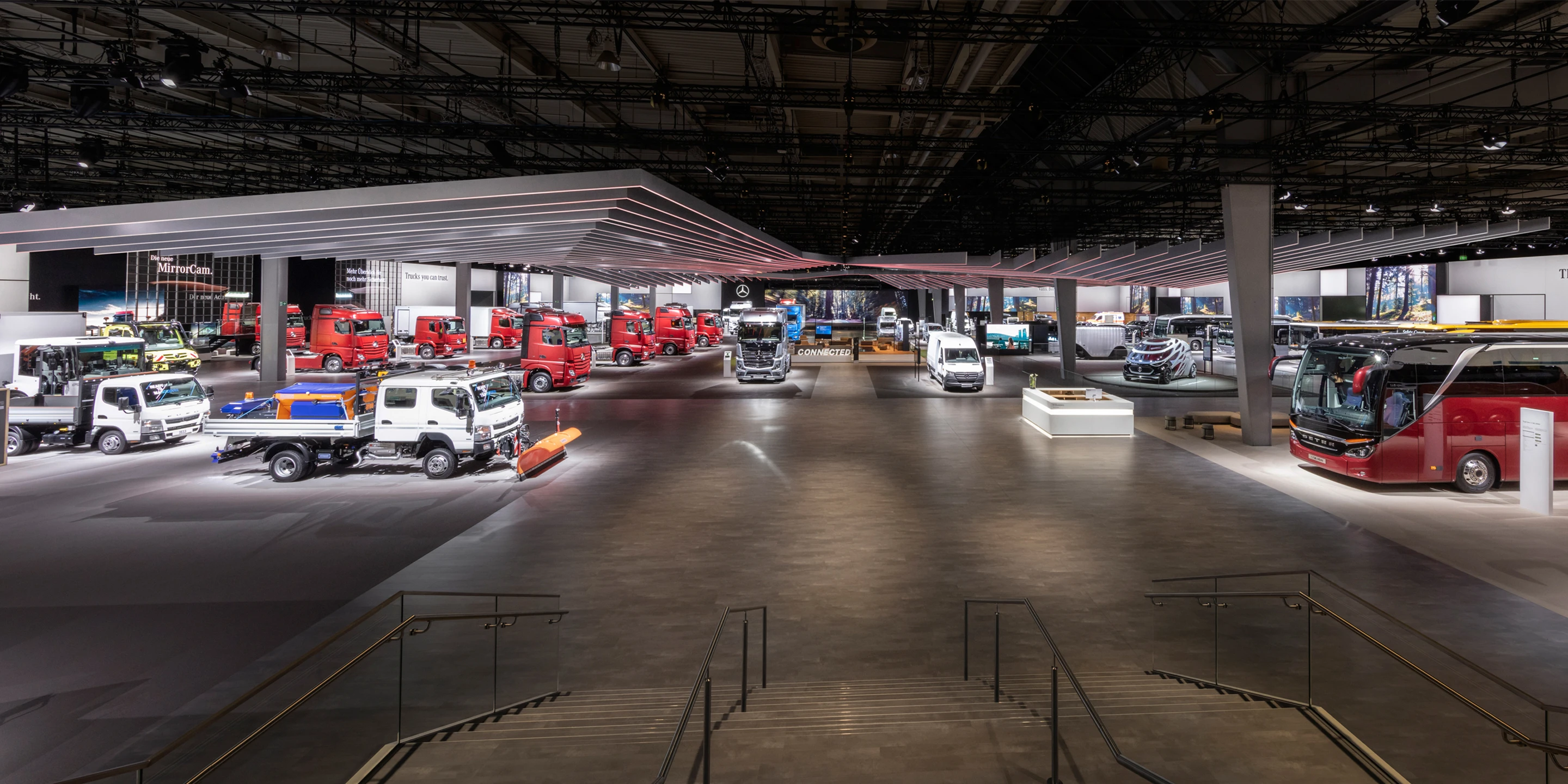 Ausbau, Temporär, Freiform, Innenraum, Holz-Stahl-Tragwerk, Lamelle, LED, Lichtinstallation, Lichtdecke, Bühne, Privat, Großprojekt, öffentlich zugänglich, Ausstellung, Gastronomie, Shop, Büros, IAA, Hannover, Nutzfahrzeuge, Daimler, Mercedes-Benz, Messen, Markenauftritt, Messeauftritt, Trucks, Fuso, Setra, Standfläche, Deckenkonstruktion, medial, Highlight, e-Mobility, Fleetboard, Actros Highlight, Powertrain, MB Pro, Digital Services/Omniplus, Kommunikation, Hauptbühne, Markenwand, Medienfläche, Trucks and Busses for the world,   Intro Bereich, Architektur, KTP, Kauffmann Theilig Partner, Freie Architekten PartGmbB, Stuttgart, MUTABOR, DISPLAY INTERNATIONAL, Markus Bollen 