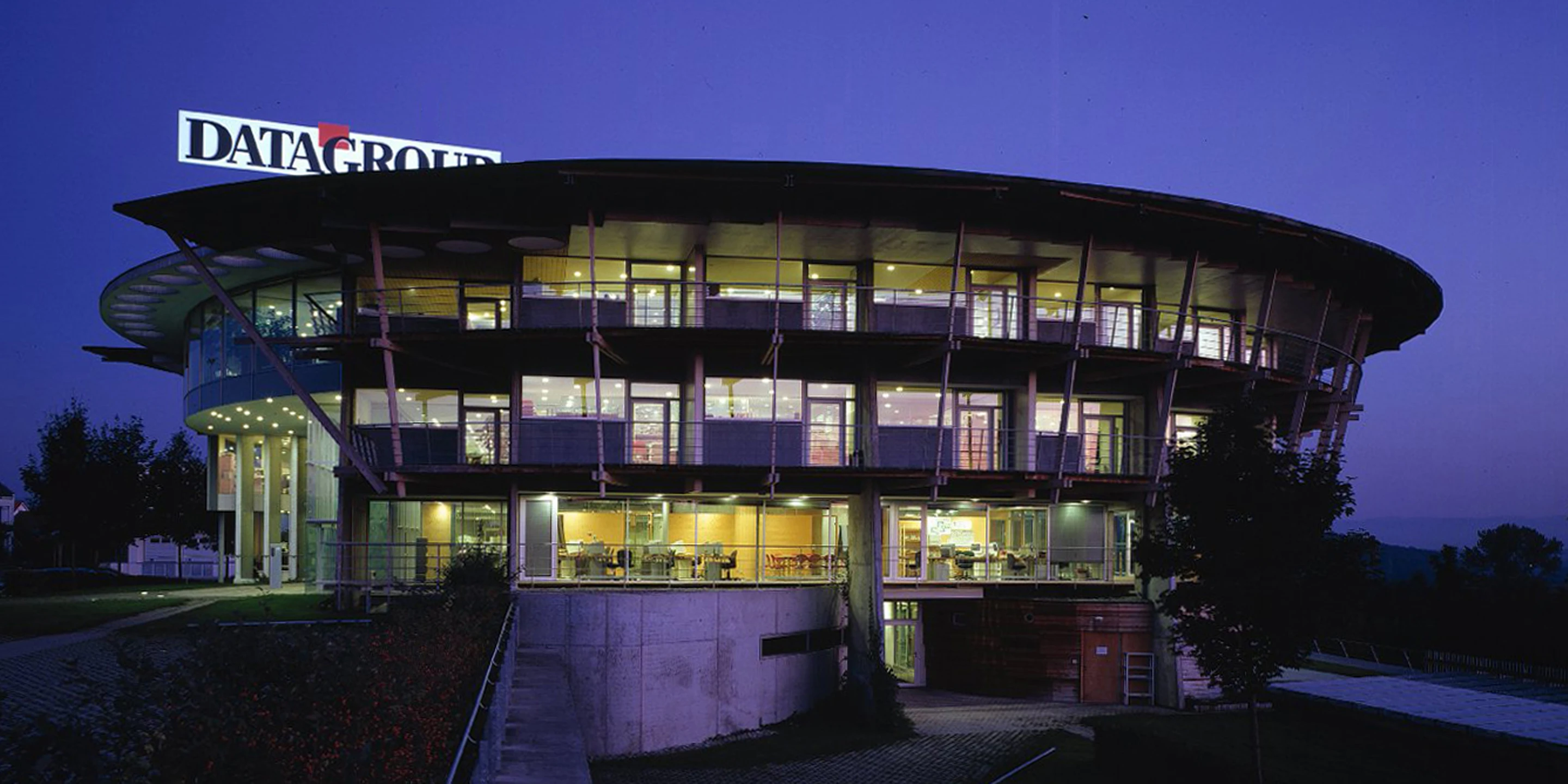 Solitär, Neubau, Freiform, Klimakonzept, Betontragwerk, Glasfassade, Holzbalkone, Atrium,  Glasdach, Parkplatz, Tiefgarage, Privat, Großprojekt, Büro, Verwaltung, Mensa, Schulung,  Architektur, KTP, Kauffmann Theilig Partner, Freie Architekten PartGmbB, Stuttgart,