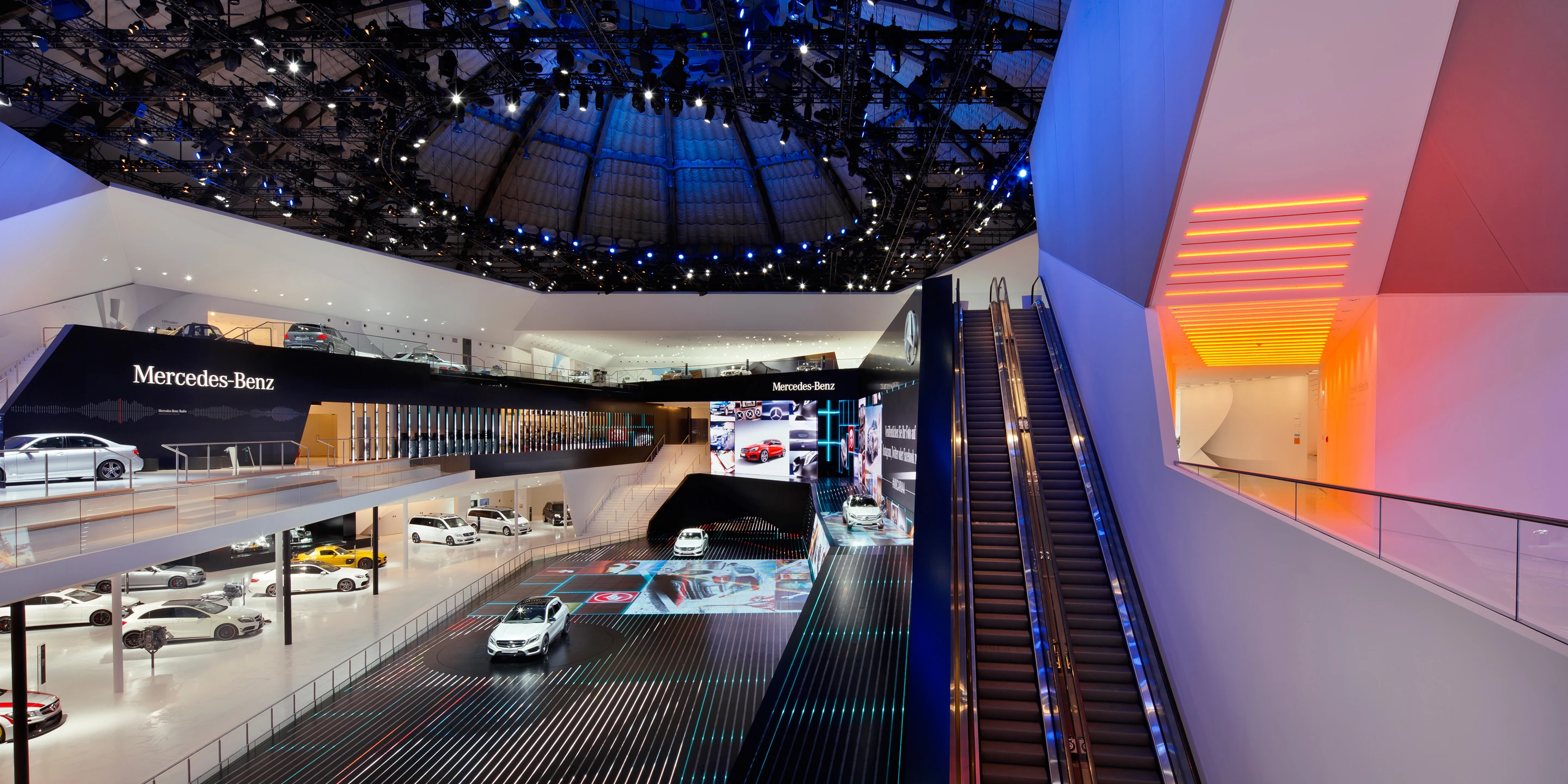 Mercedes-Benz IAA Pkw 2013 | Frankfurt a. M. Denkmalschutz, Ausbau, Temporär, Innenraum, Freiform, Klimakonzept, Wiederverwertbar, Stahl-Holz-Tragwerk, Medienwand, LED, Lichtinstallation, Holzverkleidung, Terrassen, Rolltreppe, Bühne, Privat, öffentlich zugänglich, Großprojekt, Ausstellung, Shop, Restaurant, Büro, Architektur, KTP, Kauffmann Theilig Partner, Freie Architekten PartGmbB, Stuttgart,