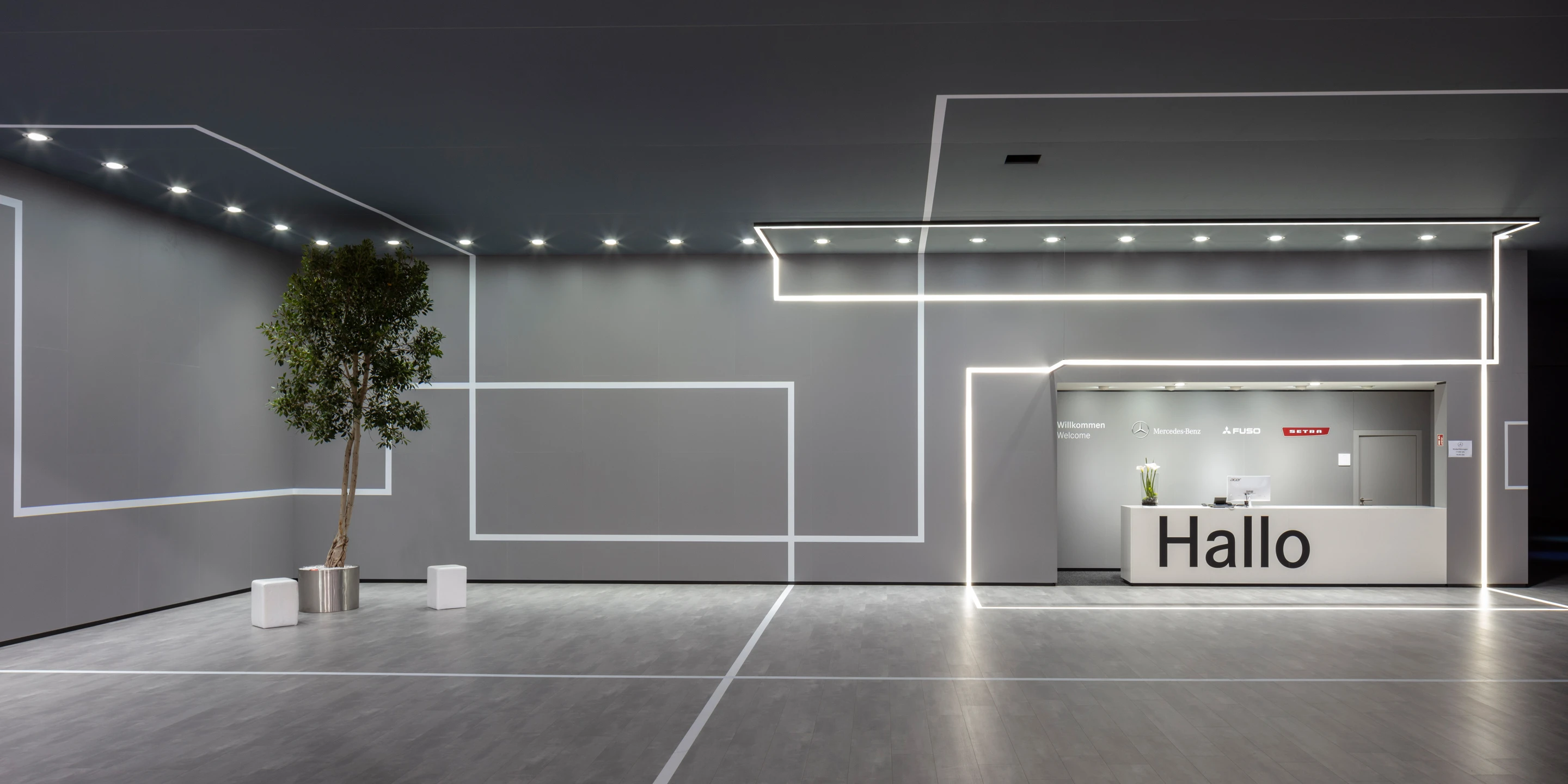 Ausbau, Temporär, Freiform, Innenraum, Holz-Stahl-Tragwerk, Lamelle, LED, Lichtinstallation, Lichtdecke, Bühne, Privat, Großprojekt, öffentlich zugänglich, Ausstellung, Gastronomie, Shop, Büros, IAA, Hannover, Nutzfahrzeuge, Daimler, Mercedes-Benz, Messen, Markenauftritt, Messeauftritt, Trucks, Fuso, Setra, Standfläche, Deckenkonstruktion, medial, Highlight, e-Mobility, Fleetboard, Actros Highlight, Powertrain, MB Pro, Digital Services/Omniplus, Kommunikation, Hauptbühne, Markenwand, Medienfläche, Trucks and Busses for the world,   Intro Bereich, Architektur, KTP, Kauffmann Theilig Partner, Freie Architekten PartGmbB, Stuttgart, MUTABOR, DISPLAY INTERNATIONAL, Markus Bollen 