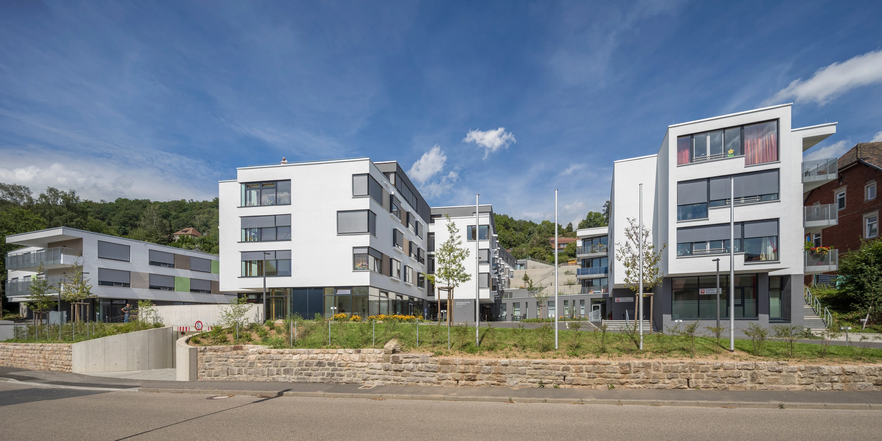 Seniorenzentrum Haus Waldenfels | Bad Brückenau Innerstädtisch, Neubau, Städtebau, Betontragwerk, WDVS, Flachdach, Dachbegrünung,Tiefgarage, Garten, Terrassen, Balkon, Platz, Erker, Atrium, Öffentliche Hand, öffentlich zugänglich, Großprojekt, Wohnen, Pflege, Restaurant, Aufenthalt, Büro, Verwaltung, Shops, Bad Brückenau, Seniorenwohnen, Gastronomie, Landschaft, Gesundheit, Sozial, Terrasse, Dachbegrünung, Kantine, KTP, Architektur, Kauffmann Theilig Partner, Stuttgart