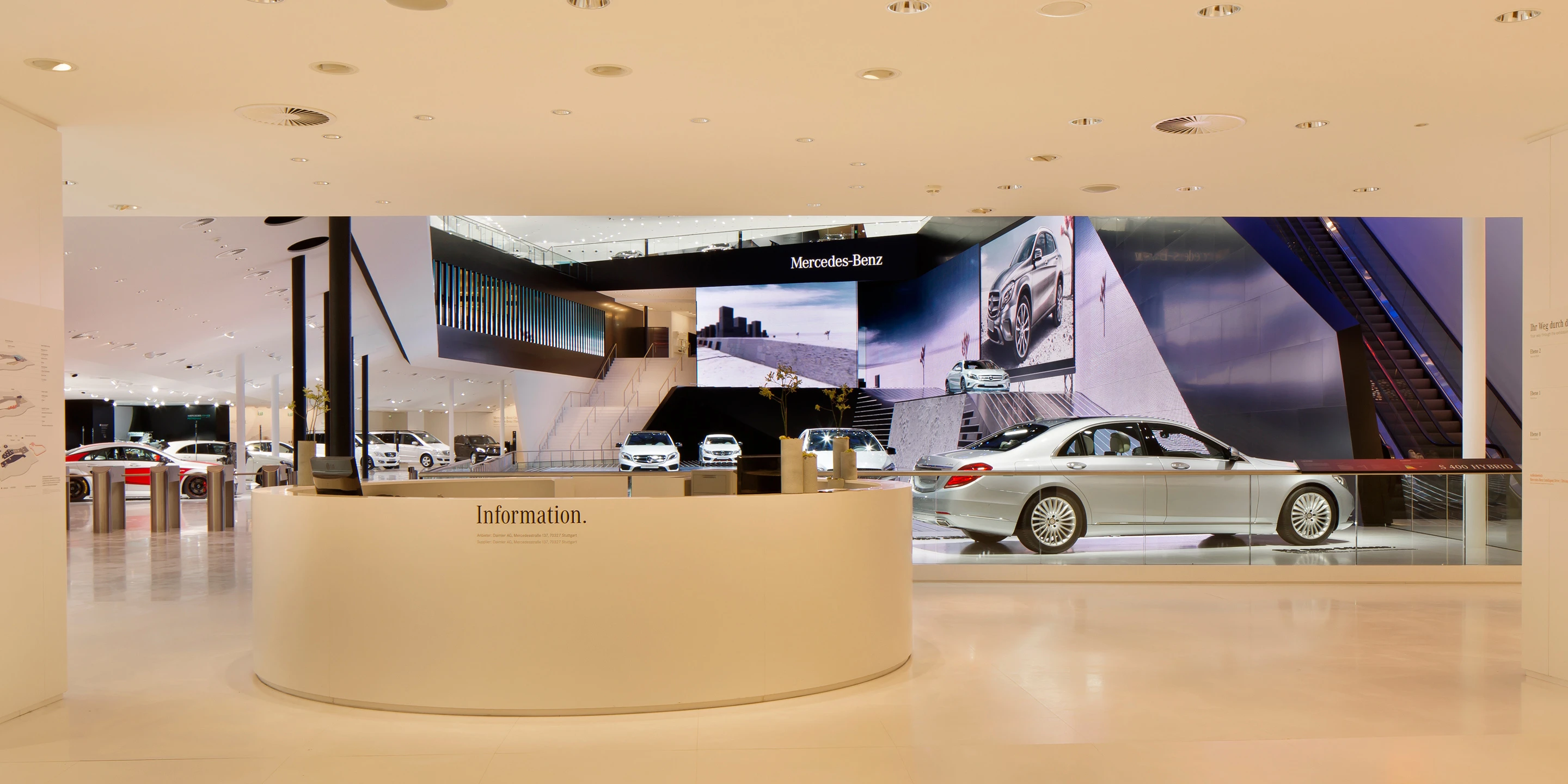 Mercedes-Benz IAA Pkw 2013 | Frankfurt a. M. Denkmalschutz, Ausbau, Temporär, Innenraum, Freiform, Klimakonzept, Wiederverwertbar, Stahl-Holz-Tragwerk, Medienwand, LED, Lichtinstallation, Holzverkleidung, Terrassen, Rolltreppe, Bühne, Privat, öffentlich zugänglich, Großprojekt, Ausstellung, Shop, Restaurant, Büro, Architektur, KTP, Kauffmann Theilig Partner, Freie Architekten PartGmbB, Stuttgart,