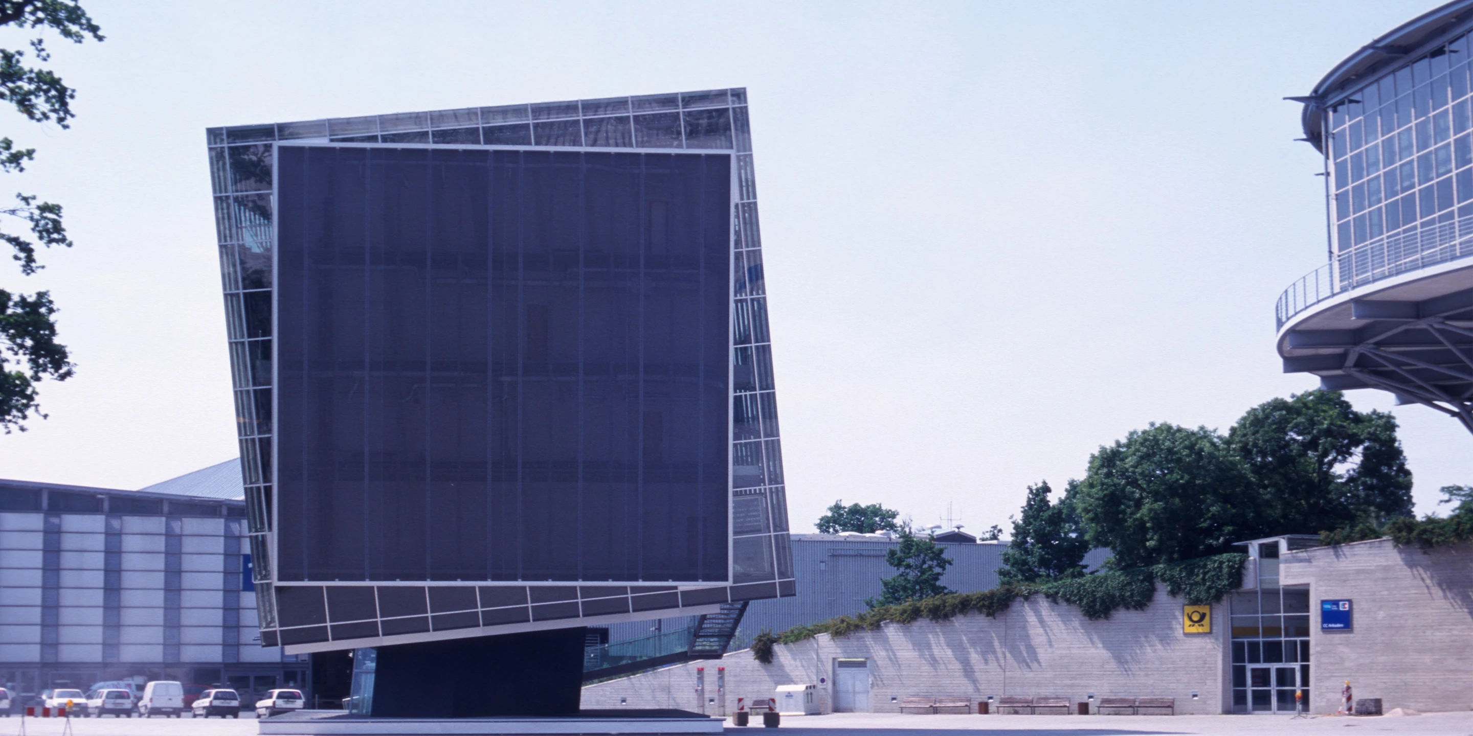 Solitär, Neubau, Freiform, Stahltragwerk, Glasfassade, Medienfassade, LED, Platz, Privat, Ausstellung, Veranstaltung, Architektur, KTP, Kauffmann Theilig Partner, Freie Architekten PartGmbB, Stuttgart