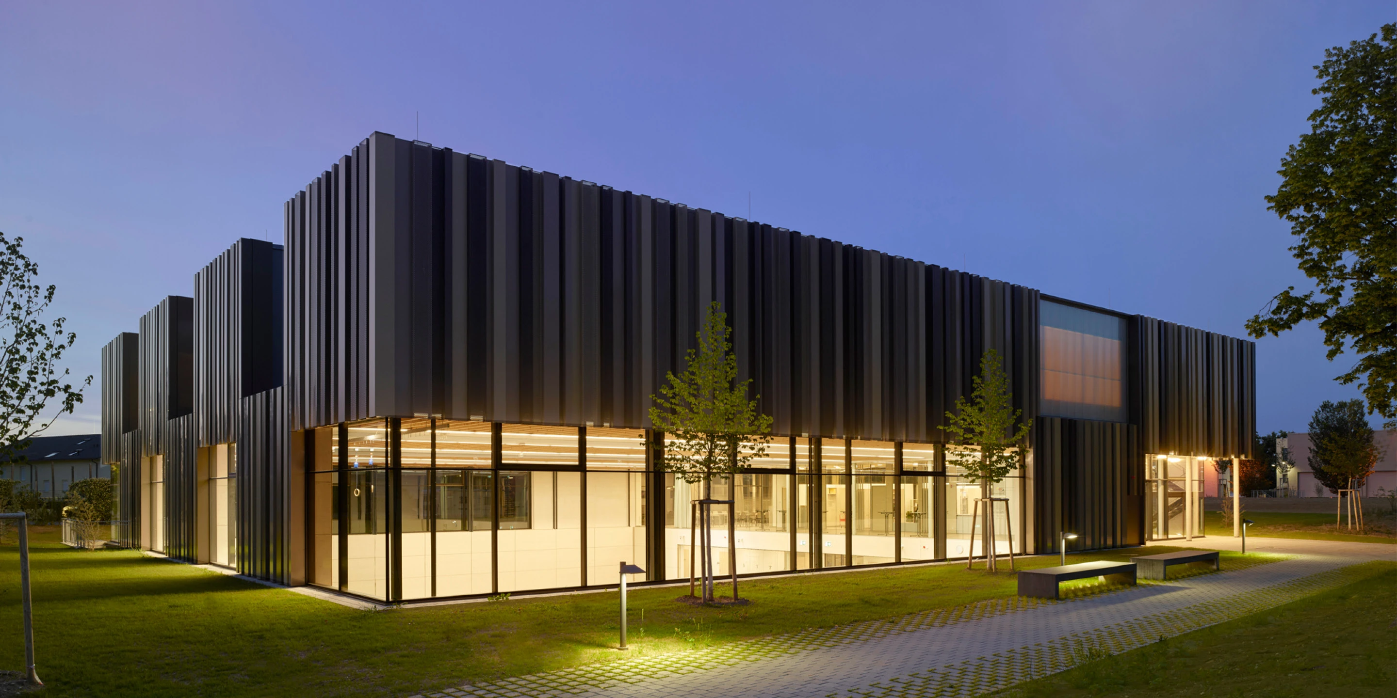 Solitär, Neubau, Beton-Holz-Tragwerk, Glasfassade, Metallfassade, Flachdach, Dachbegrünung, Park, Privat, Sport, Schießen, Büro, Schulung, Architektur, KTP, Kauffmann Theilig Partner, Freie Architekten PartGmbB, Stuttgart
