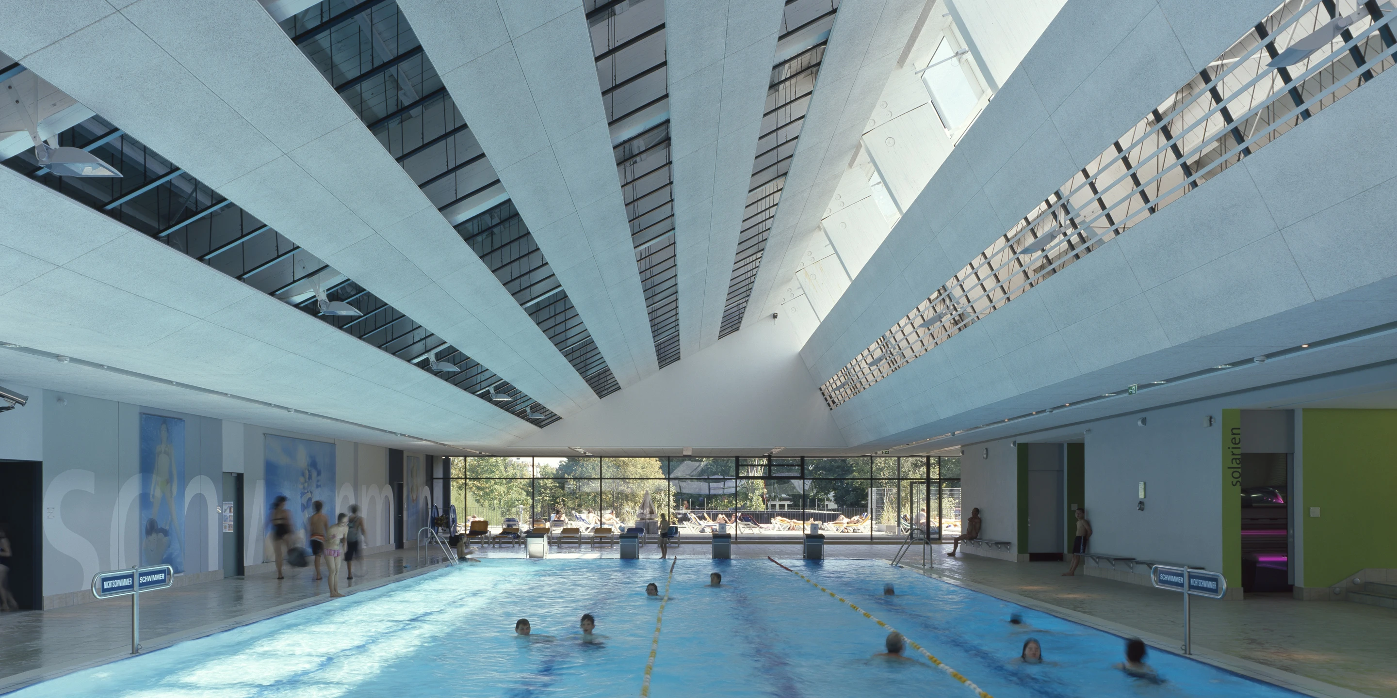 Sanierung, Erweiterung, Freiform, Bauabschnitte, Städtebau, Klimakonzept, Farbe, Betonfertigteile, Betontragwerk, Glasfassade, Stahltragwerk, Dachbegrünung, Terrassen, Flachdach, Sportflächen, Parkplatz, Großprojekt, Öffentliche Hand, öffentlich zugänglich, Wellness, Bar, Baden,  Architektur, KTP, Kauffmann Theilig Partner, Freie Architekten PartGmbB, Stuttgart, 