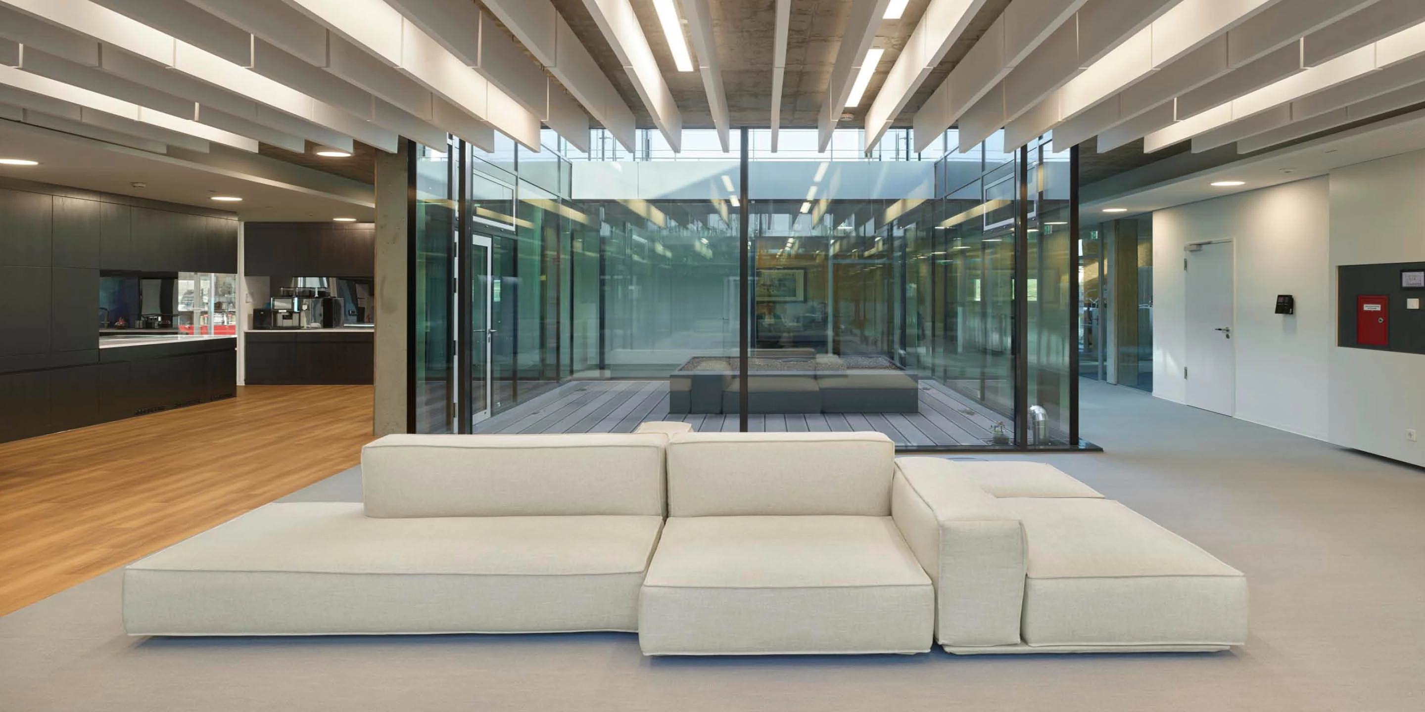 Headquarter Chemoform | Wendlingen a. N. Neubau, Beton-Holz-Tragwerk, Glasfassade, Metallfassade, Flachdach, Dachbegrünung, Tiefgarage, Parkplatz, Privat, Großprojekt, Produktion, Lager, Büro, Verwaltung, Fitness, Showroom, Architektur, KTP, Kauffmann Theilig Partner, Freie Architekten PartGmbB, Stuttgart